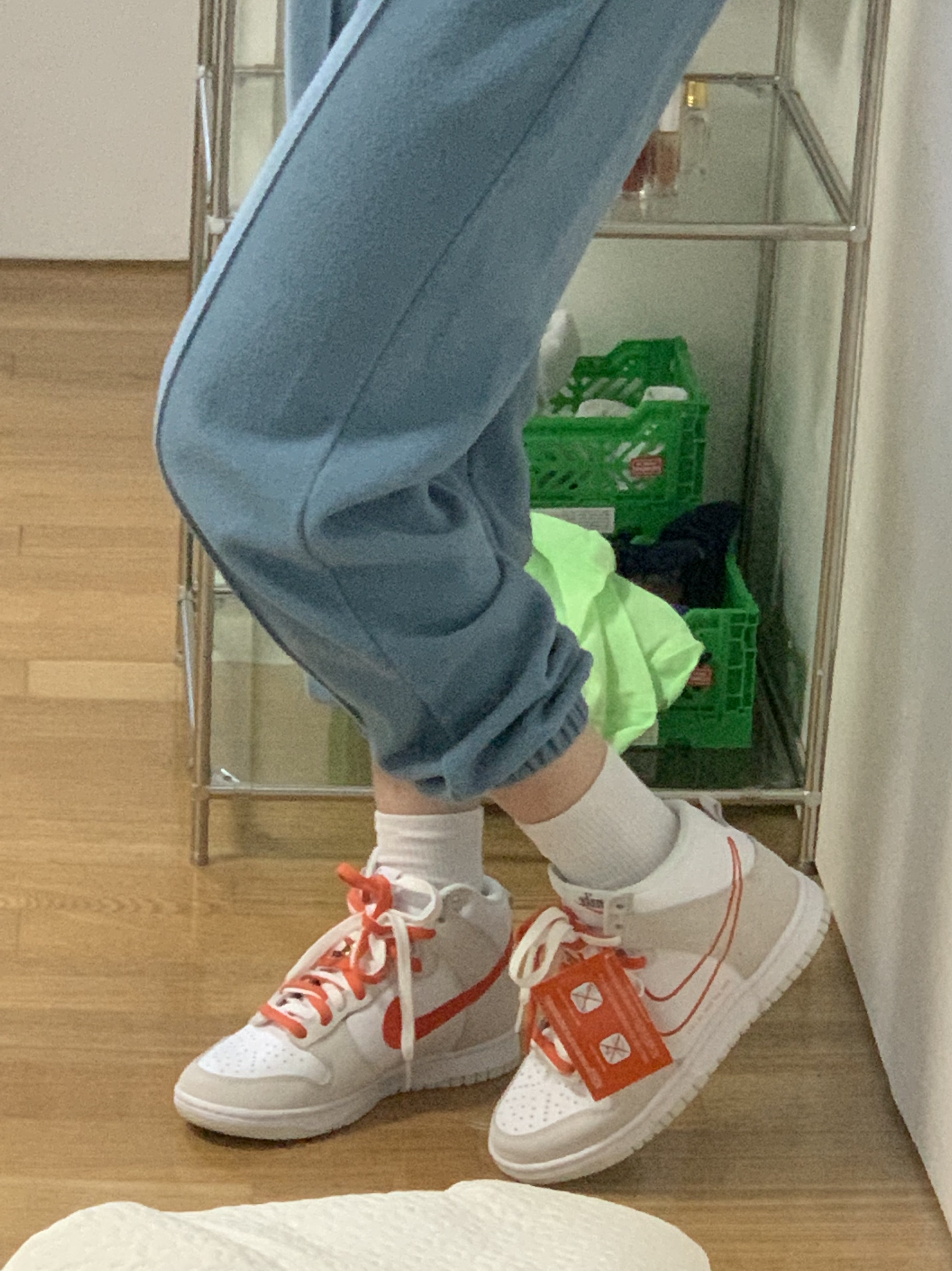 (W) Nike Dunk High SE First Use Sail University Orange 착용 스타일 - 1