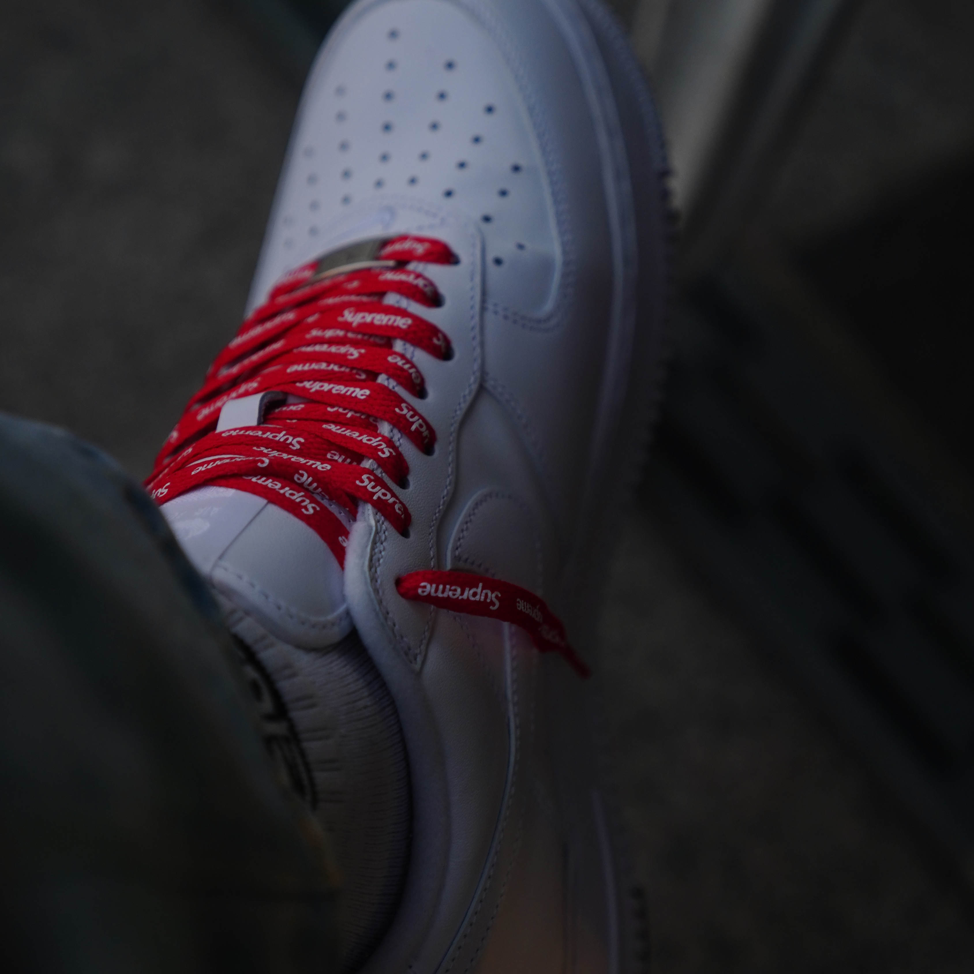 Nike x Supreme Air Force 1 Low White 착용 스타일 - 2