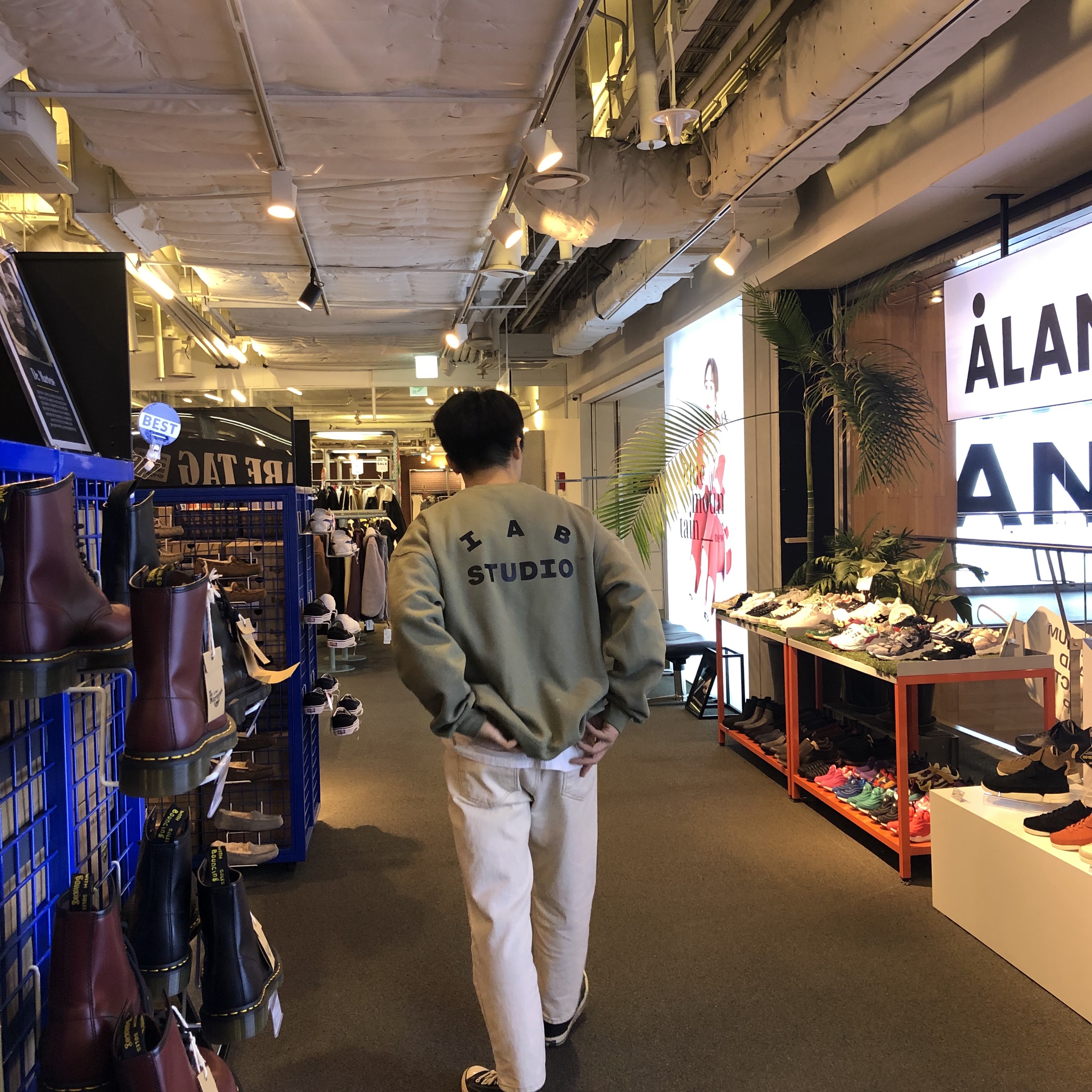 IAB Studio Sweatshirt Olive Green - 19FW 착용 스타일