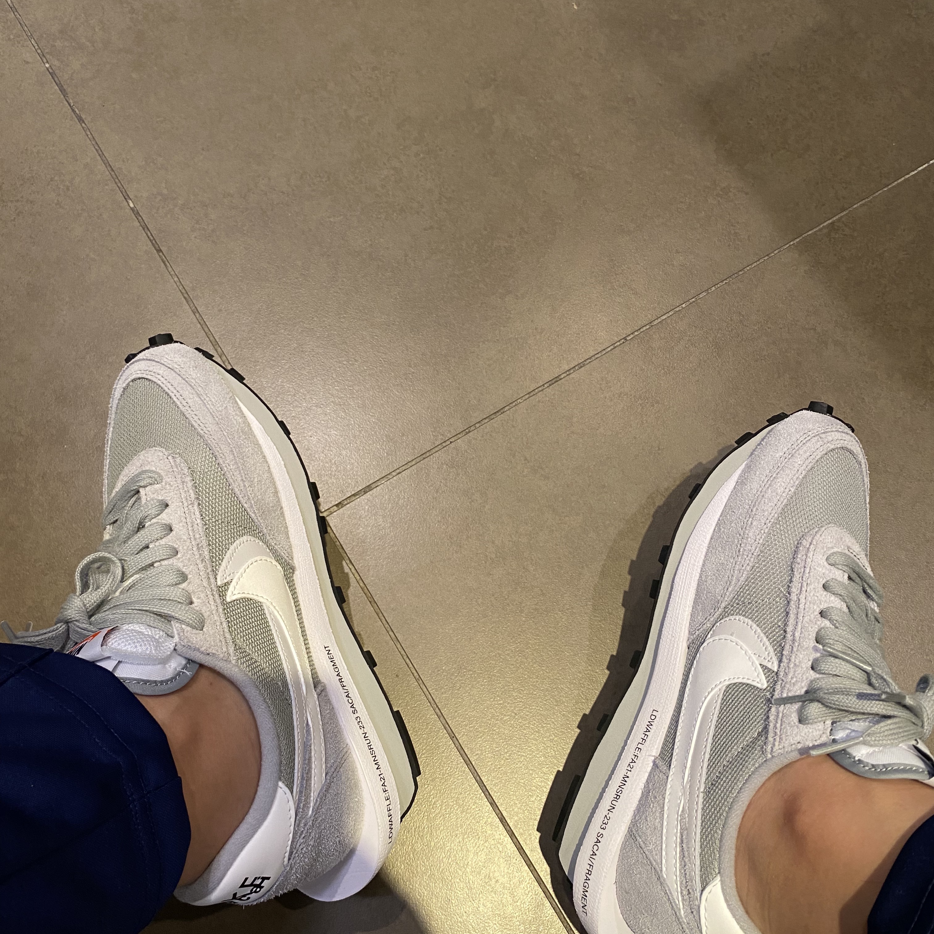 Nike x Sacai x Fragment LDWaffle Light Smoke Grey, IAB Studio Pigment T-Shirt Oatmeal 착용 스타일 - 5