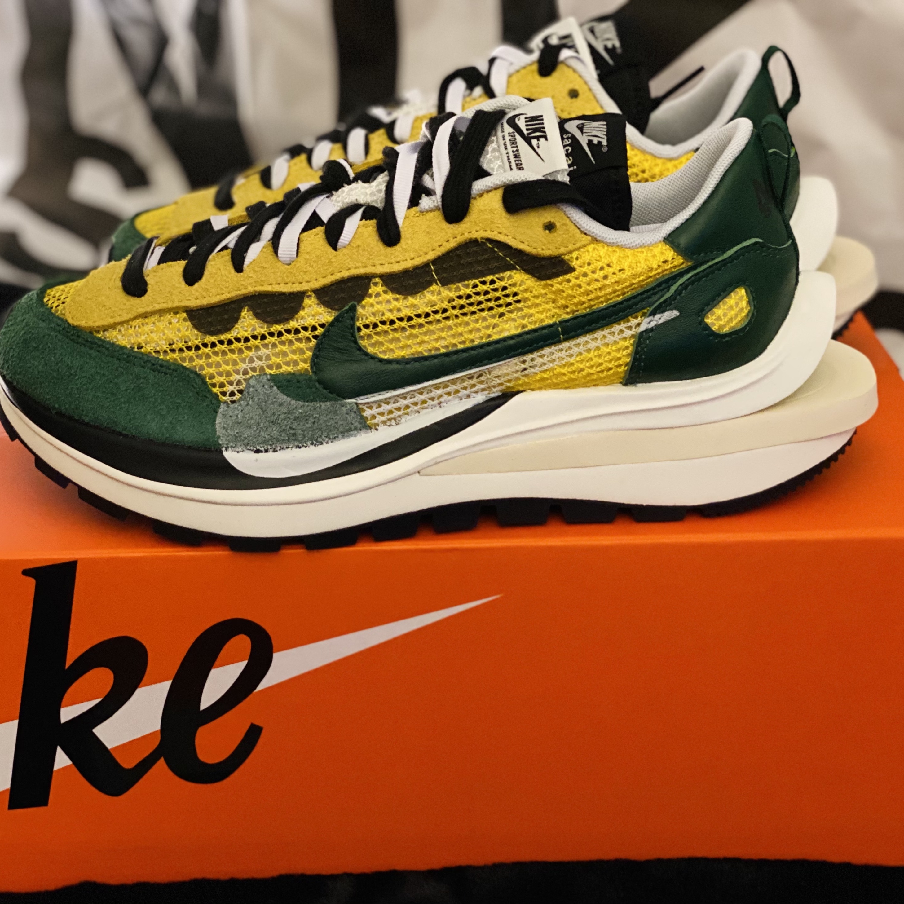 Nike x Sacai VaporWaffle Tour Yellow & Gorge Green Sail 착용 스타일 - 2