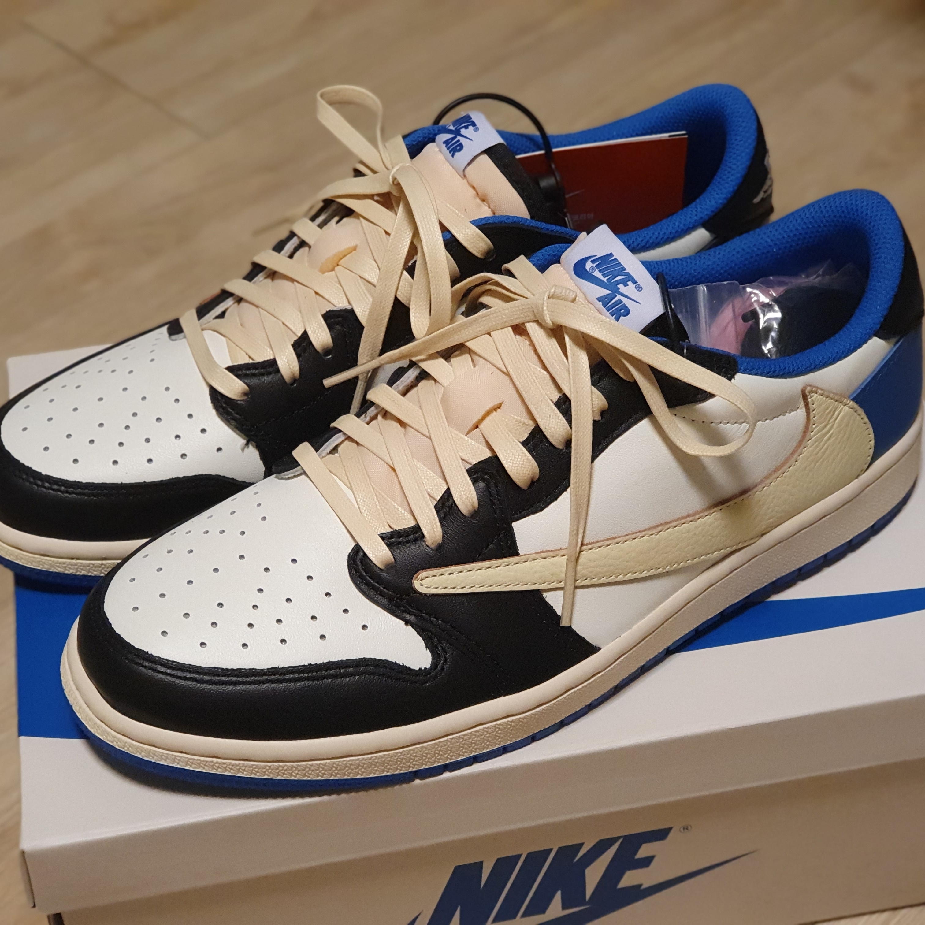 Jordan 1 x Travis Scott x Fragment Retro Low OG SP Military Blue 착용 스타일 - 2