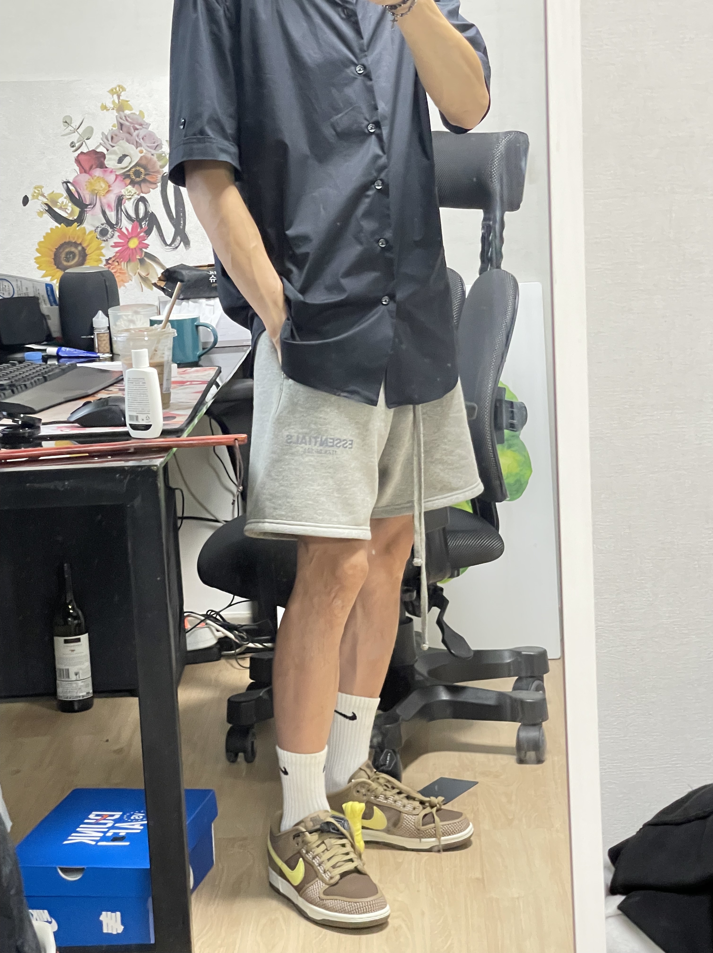 Nike x Undefeated Dunk Low SP Canteen, Essentials Sweatshorts Heather Oatmeal - 21SS 착용 스타일 - 1