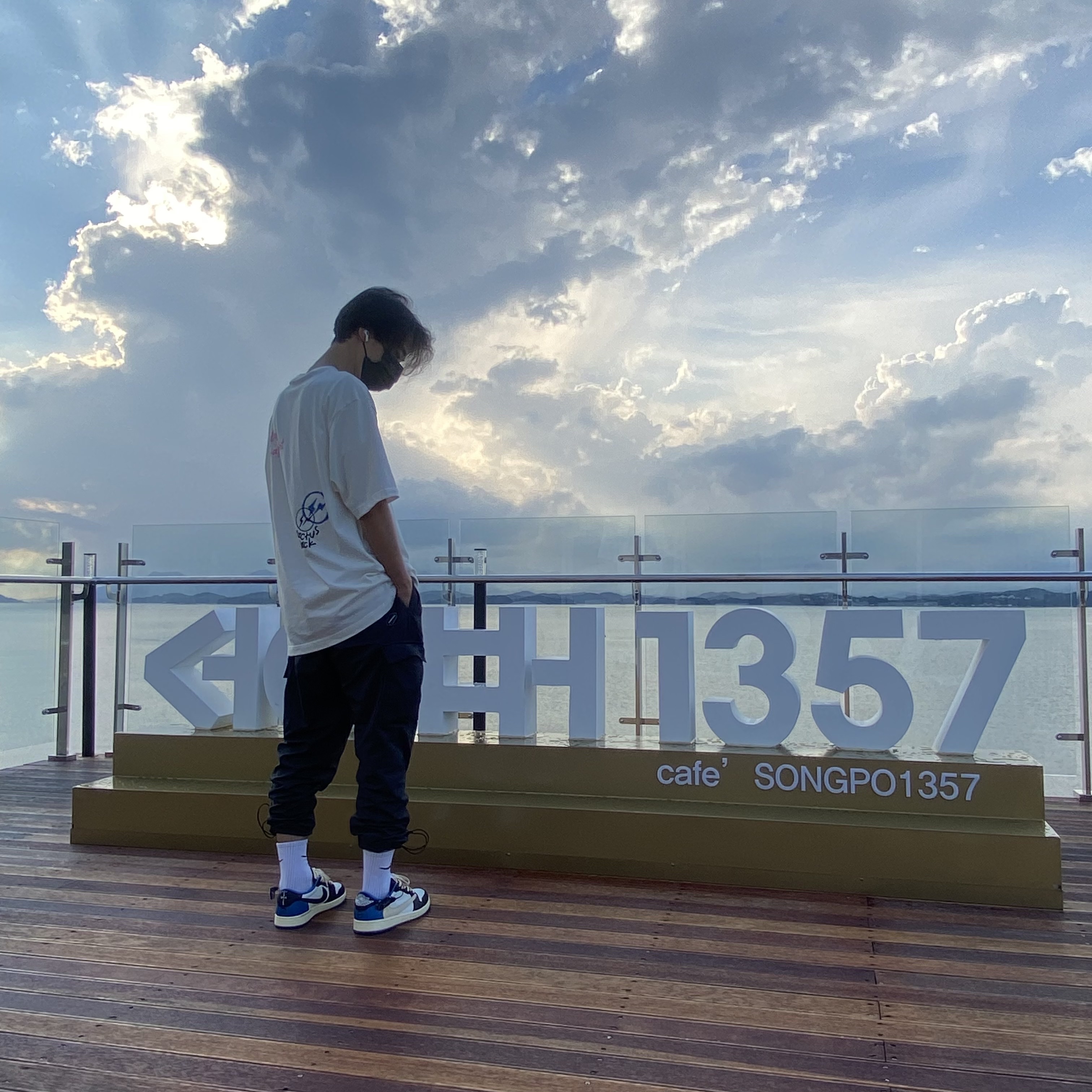 Jordan 1 x Travis Scott x Fragment Retro Low OG SP Military Blue, Jordan x Travis Scott x Fragment T-Shirt Sail (DJ0619-133) 착용 스타일 - 1