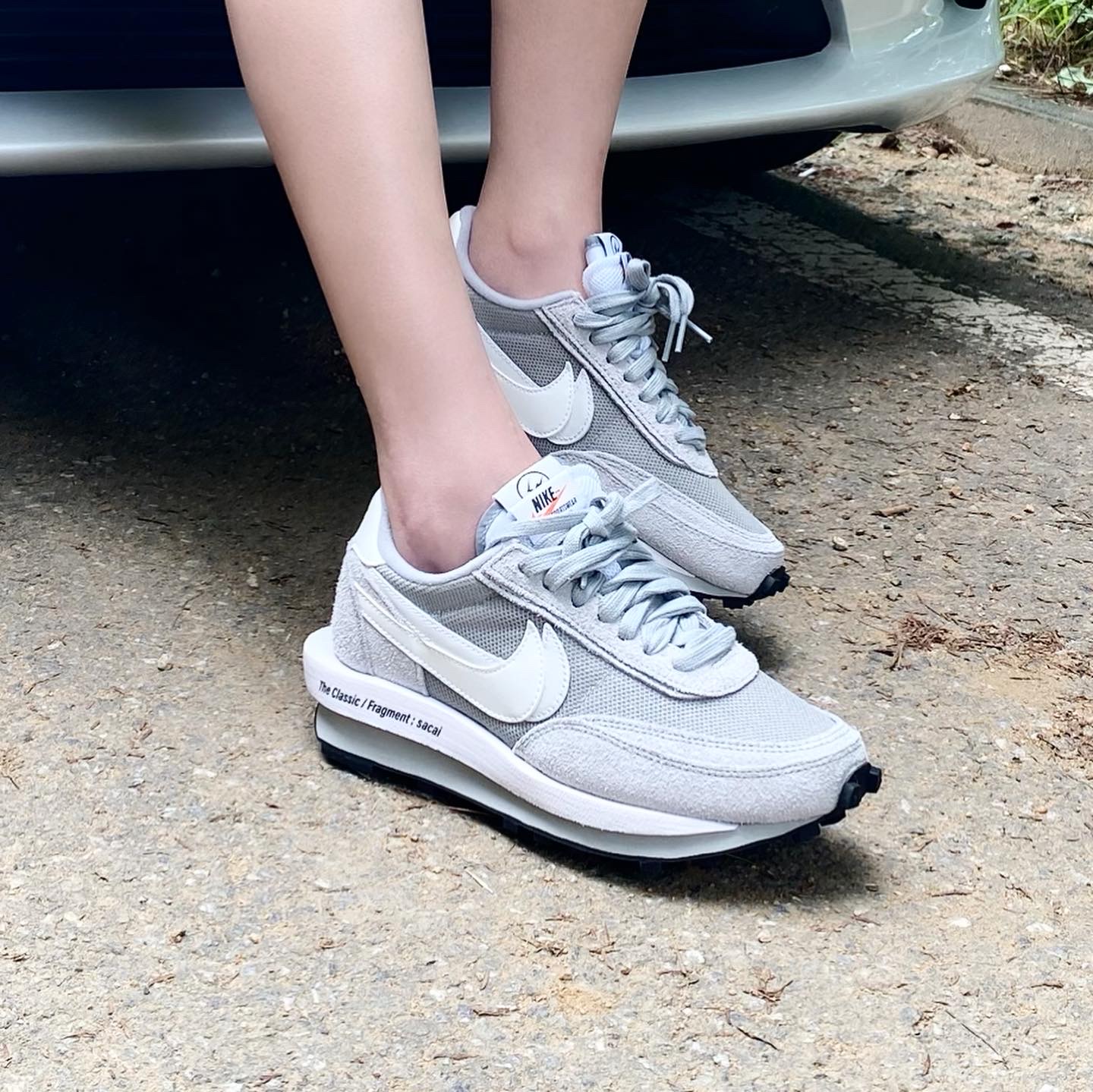Nike x Sacai x Fragment LDWaffle Light Smoke Grey 착용 스타일 - 3