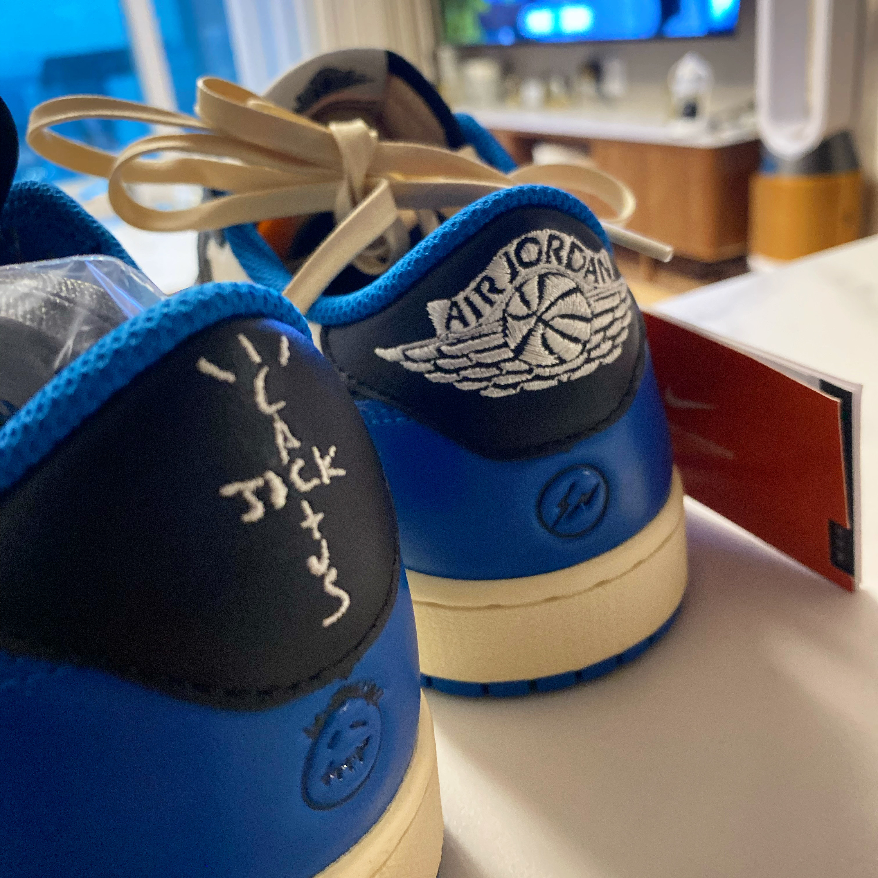 Jordan 1 x Travis Scott x Fragment Retro Low OG SP Military Blue 착용 스타일