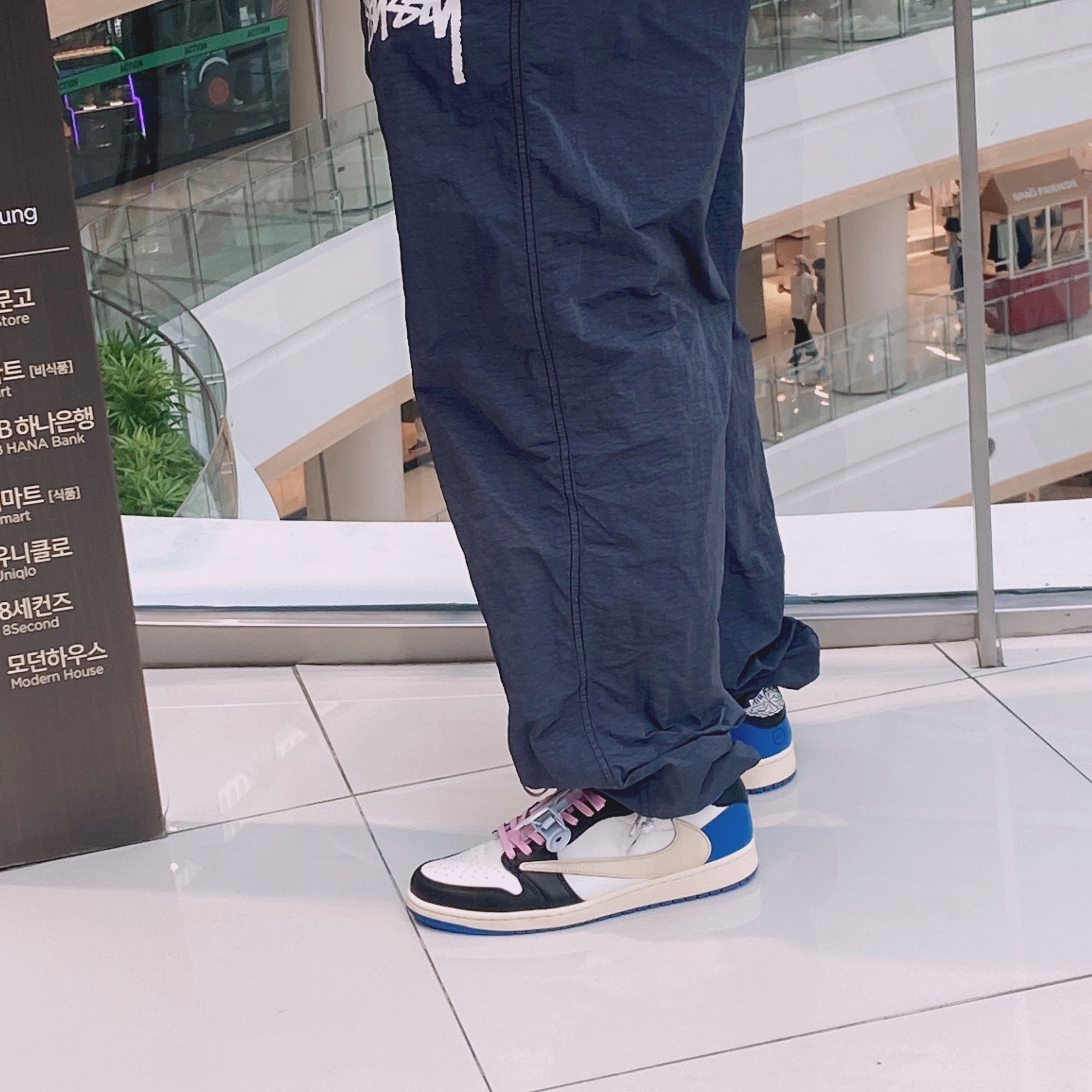Jordan 1 x Travis Scott x Fragment Retro Low OG SP Military Blue, Nike x Stussy Beach Pants Off Noir 착용 스타일 - 1