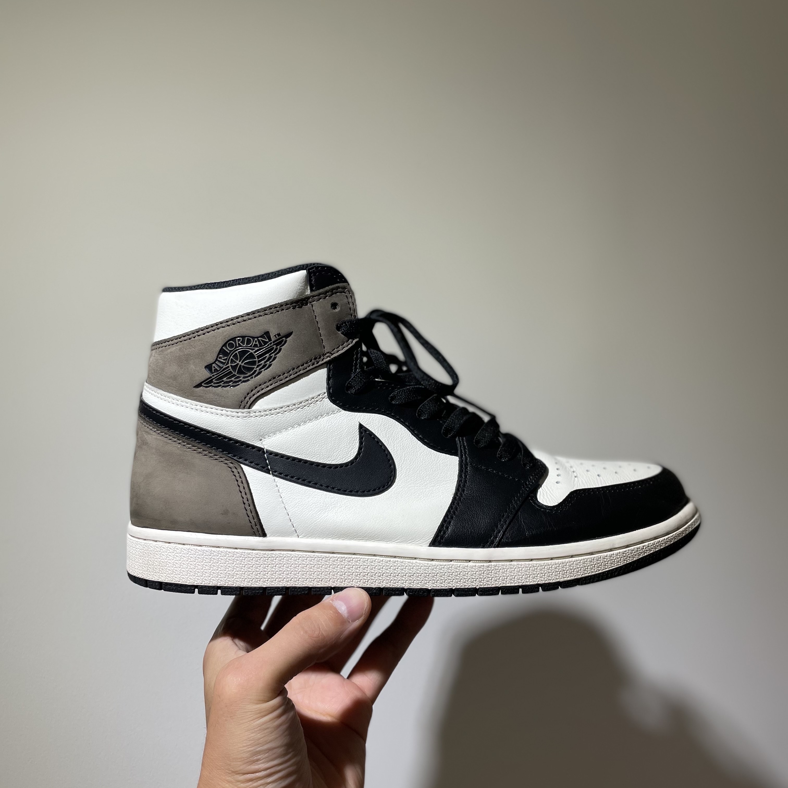Jordan 1 Retro High OG Black Mocha 착용 스타일