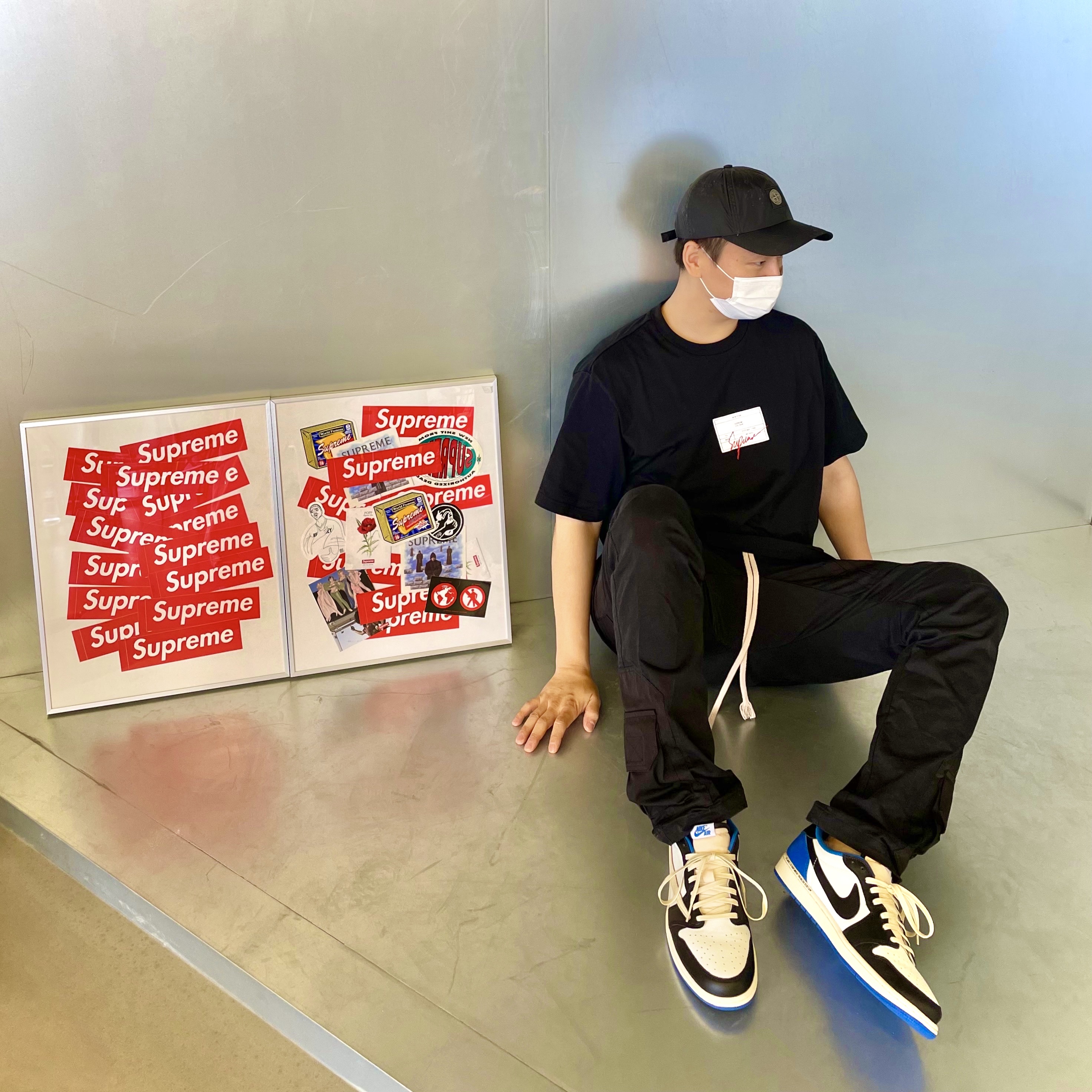 Supreme Signature Label S/S Top Black - 21SS, Jordan 1 x Travis Scott x Fragment Retro Low OG SP Military Blue 착용 스타일 - 2