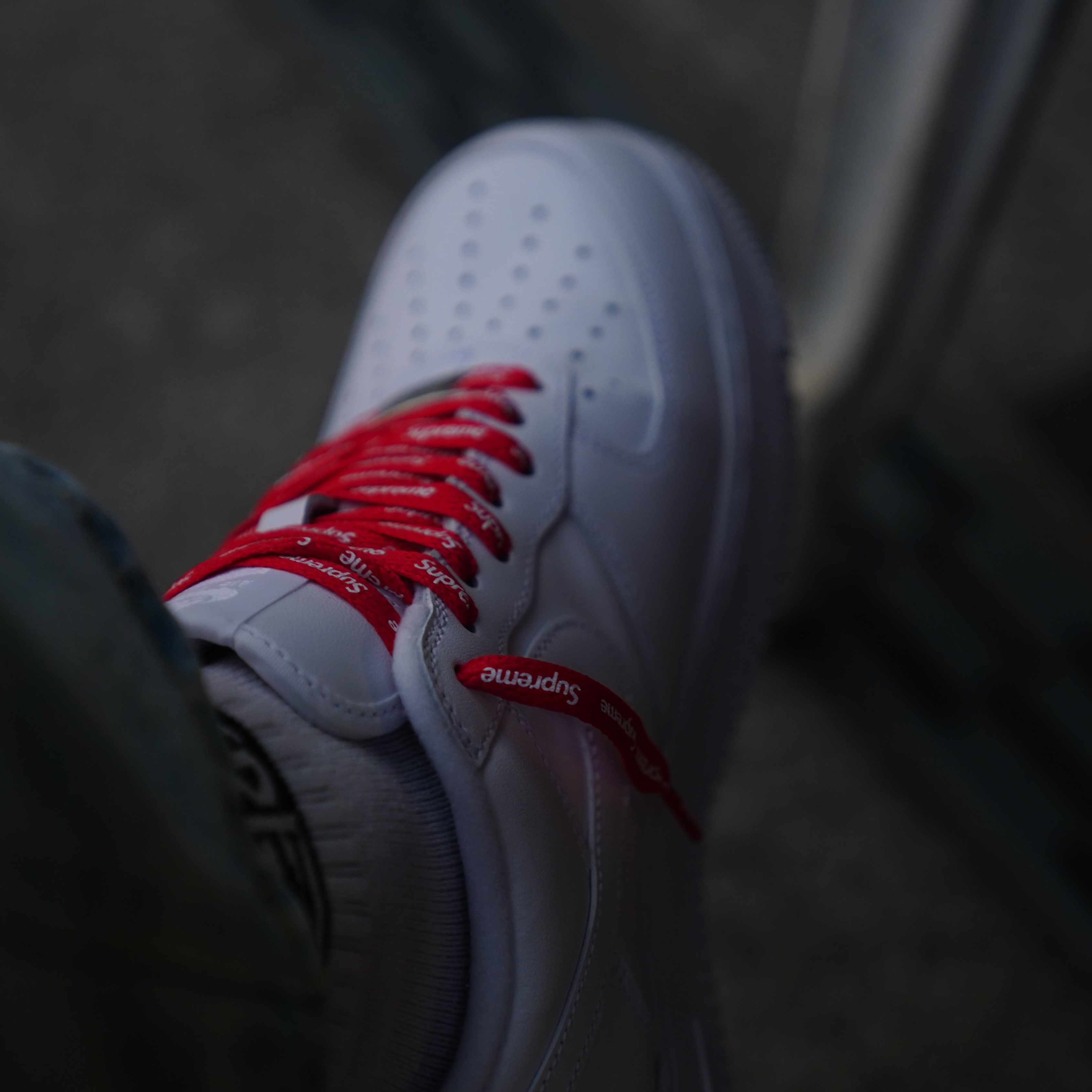 Nike x Supreme Air Force 1 Low White 착용 스타일 - 1