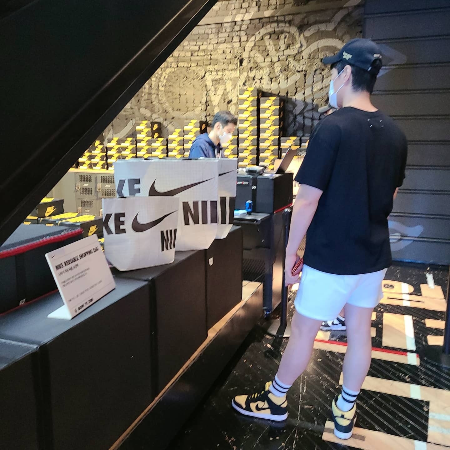 Nike SB Dunk High Pro Maize and Black, Jordan 1 Retro High OG Pollen 착용 스타일 - 2