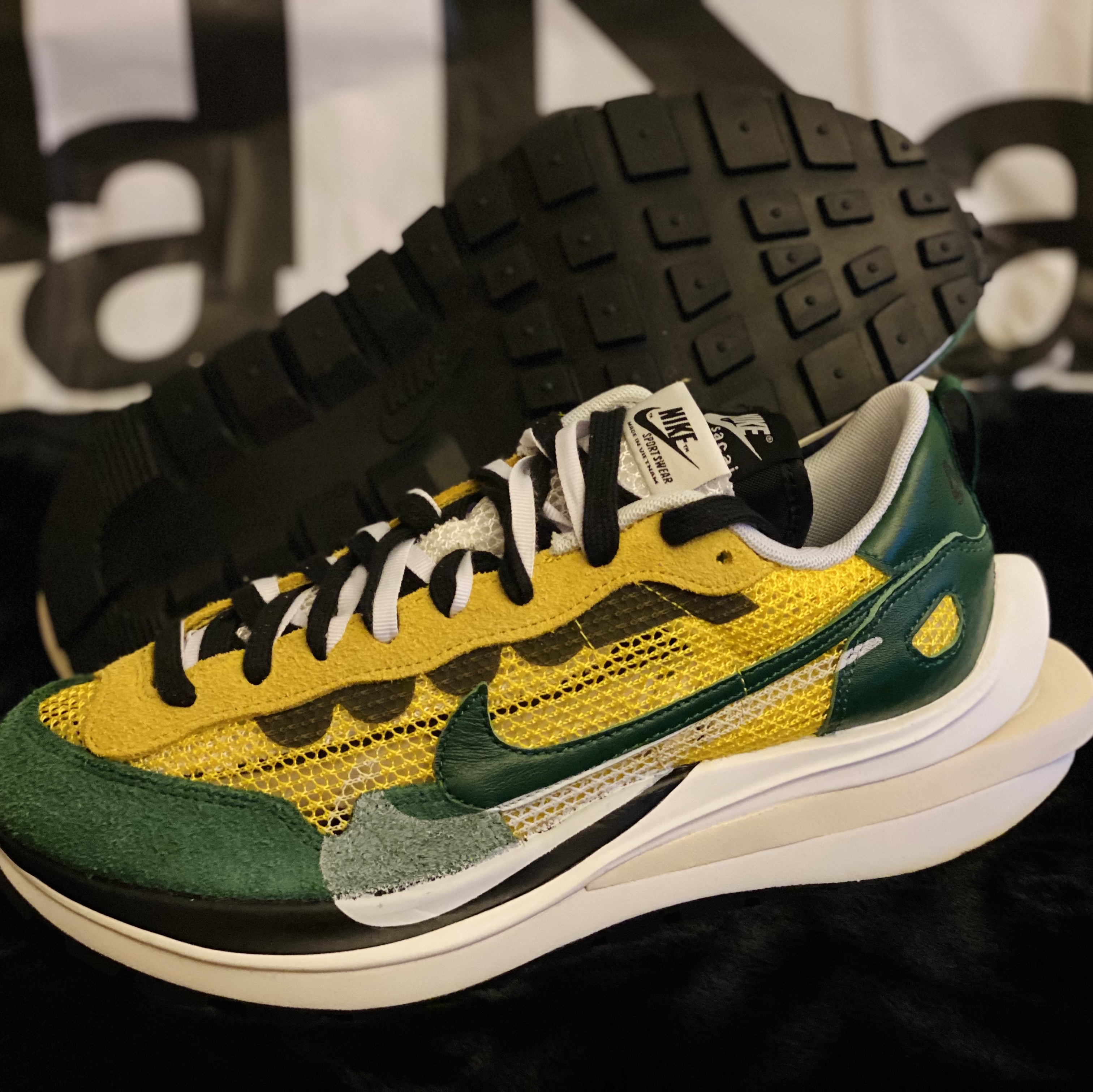 Nike x Sacai VaporWaffle Tour Yellow & Gorge Green Sail 착용 스타일 - 5