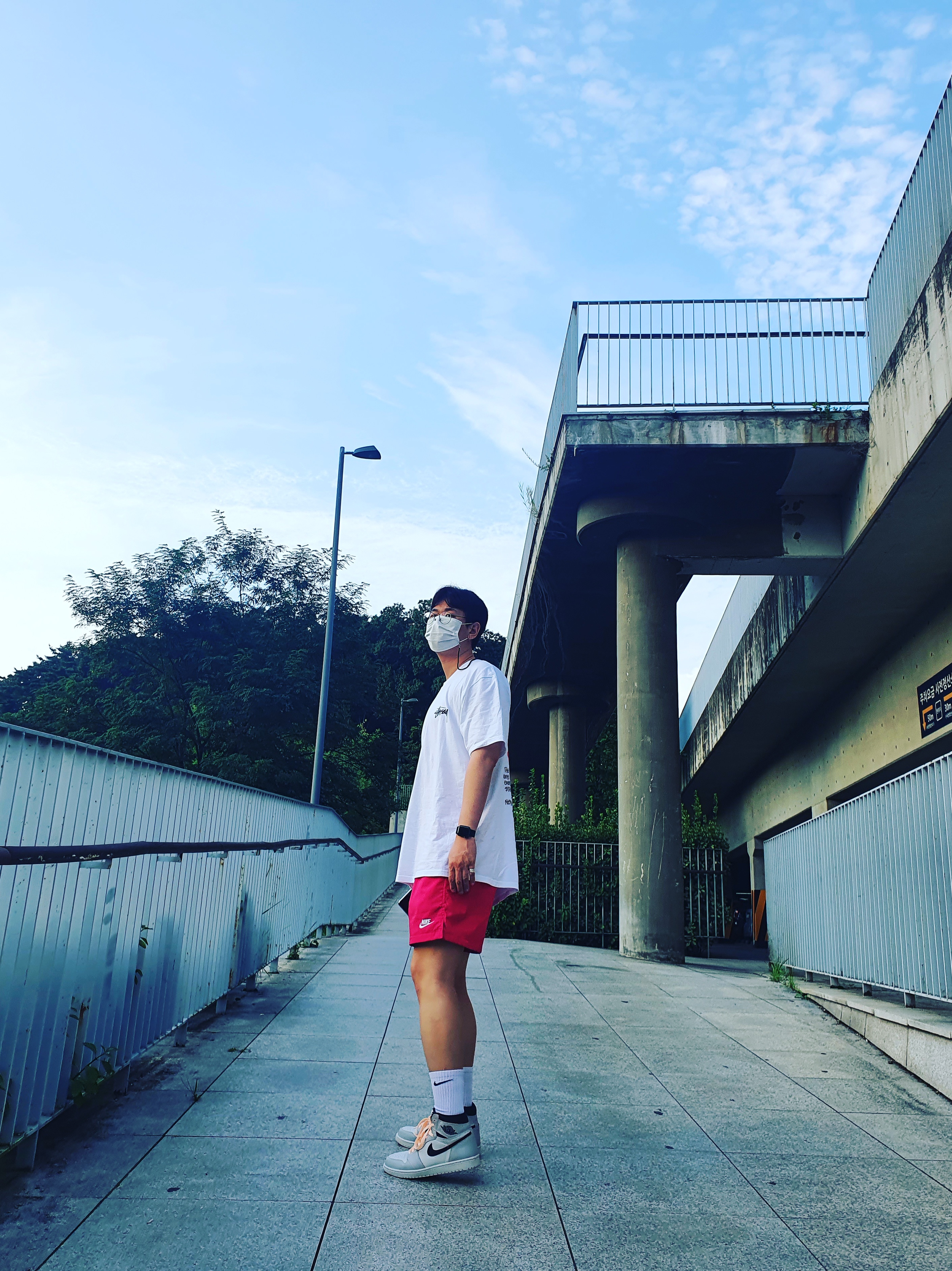 Stussy Reflection T-Shirt White, Jordan 1 Retro High OG Defiant SB NYC to Paris 착용 스타일