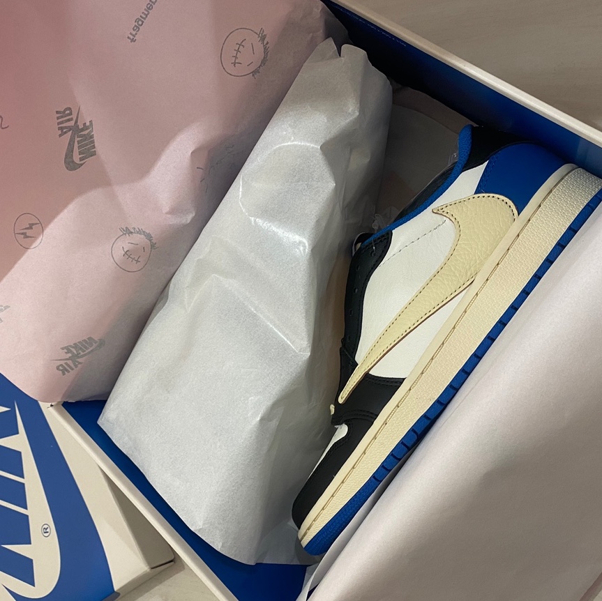 Jordan 1 x Travis Scott x Fragment Retro Low OG SP Military Blue 착용 스타일 - 1