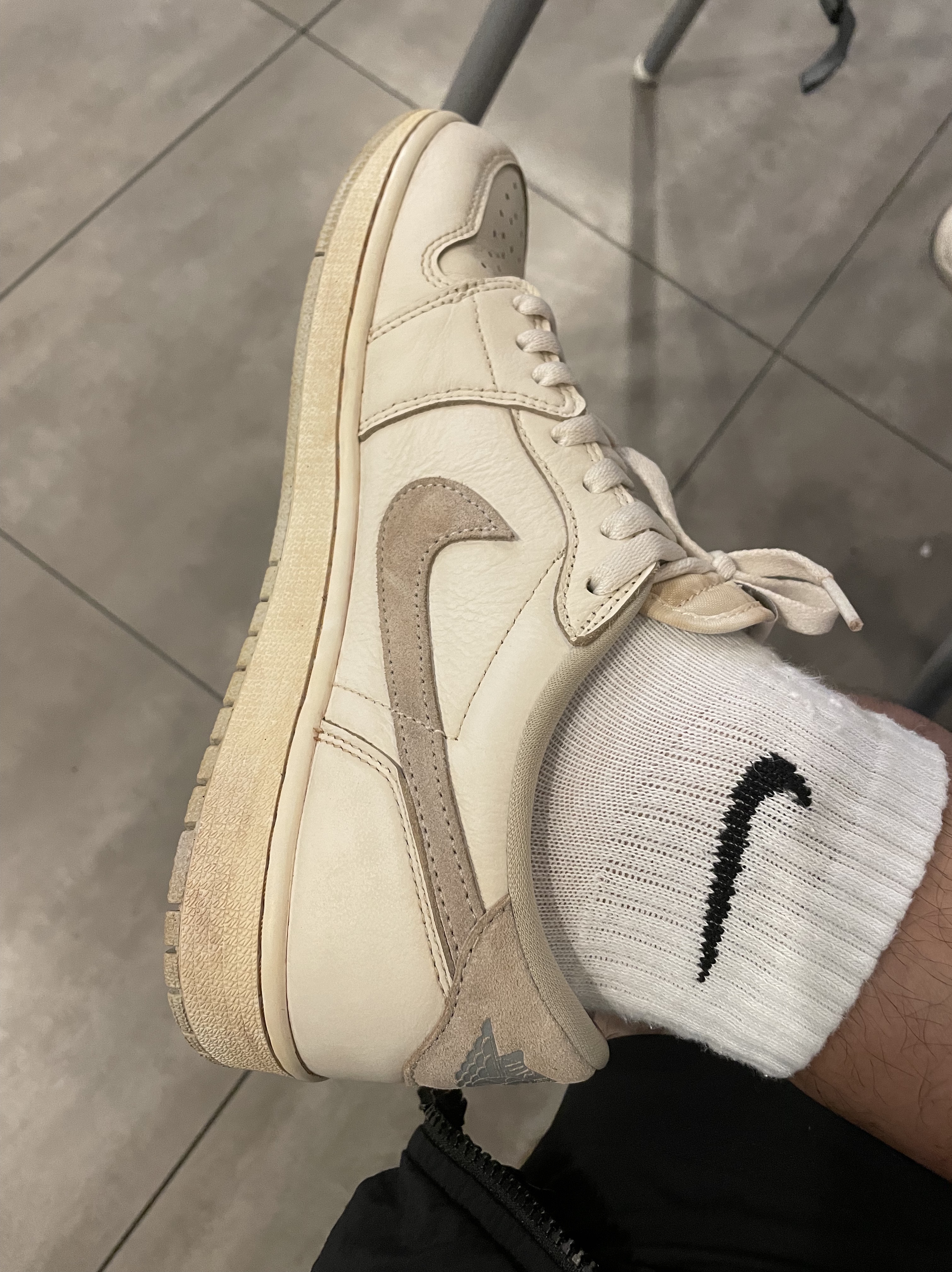 Jordan 1 Low OG Neutral Grey 착용 스타일 - 2