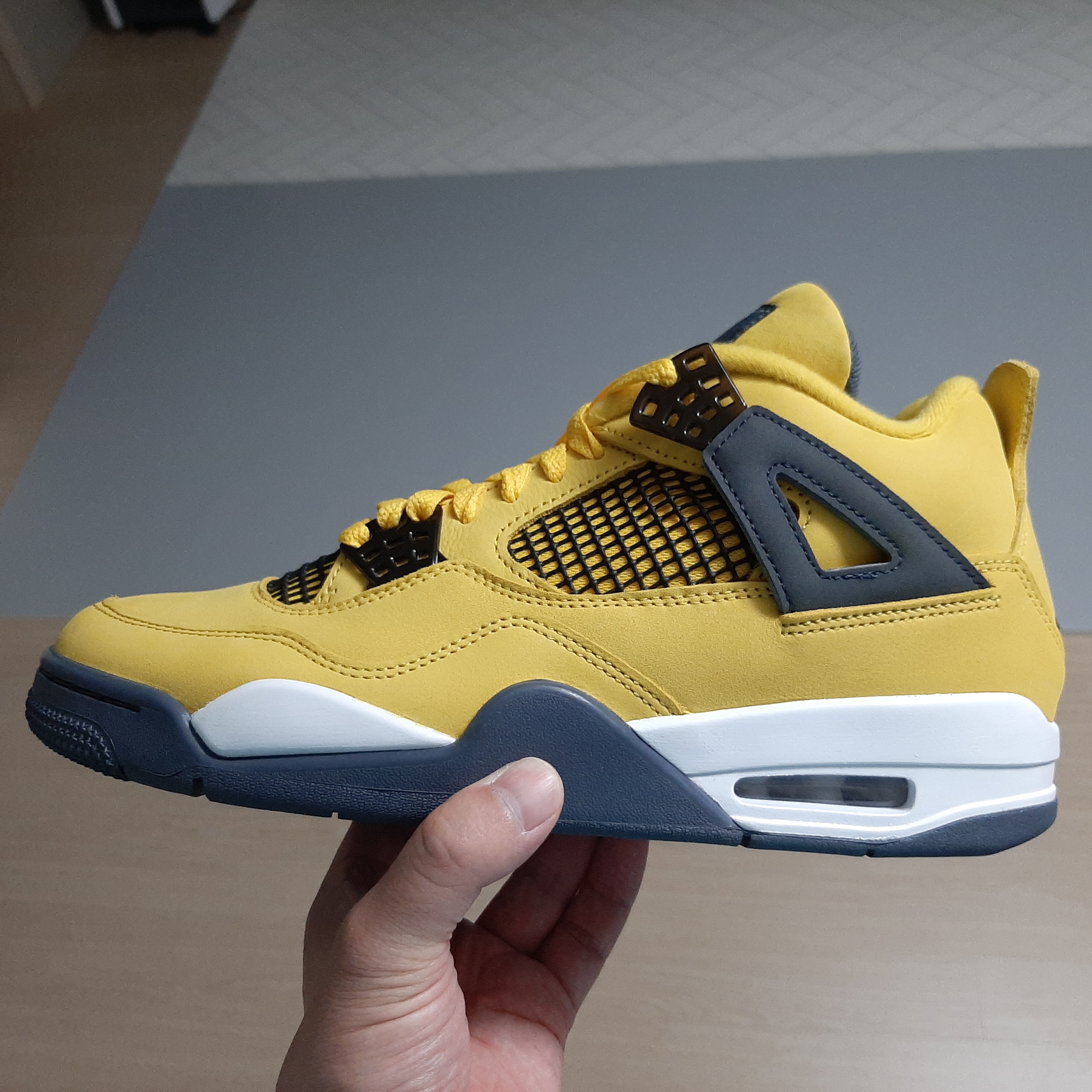 Jordan 4 Retro Tour Yellow 착용 스타일