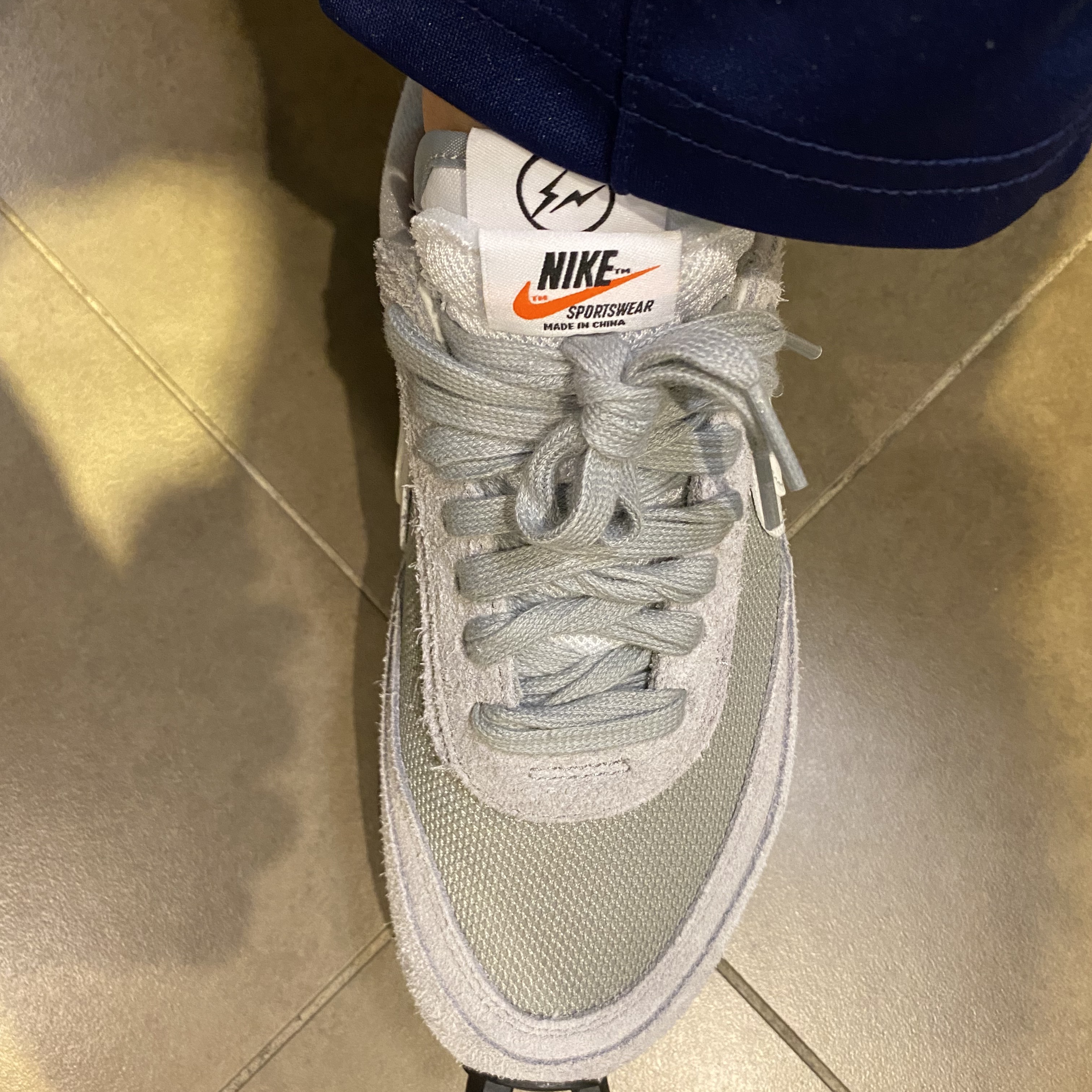 Nike x Sacai x Fragment LDWaffle Light Smoke Grey, IAB Studio Pigment T-Shirt Oatmeal 착용 스타일 - 4