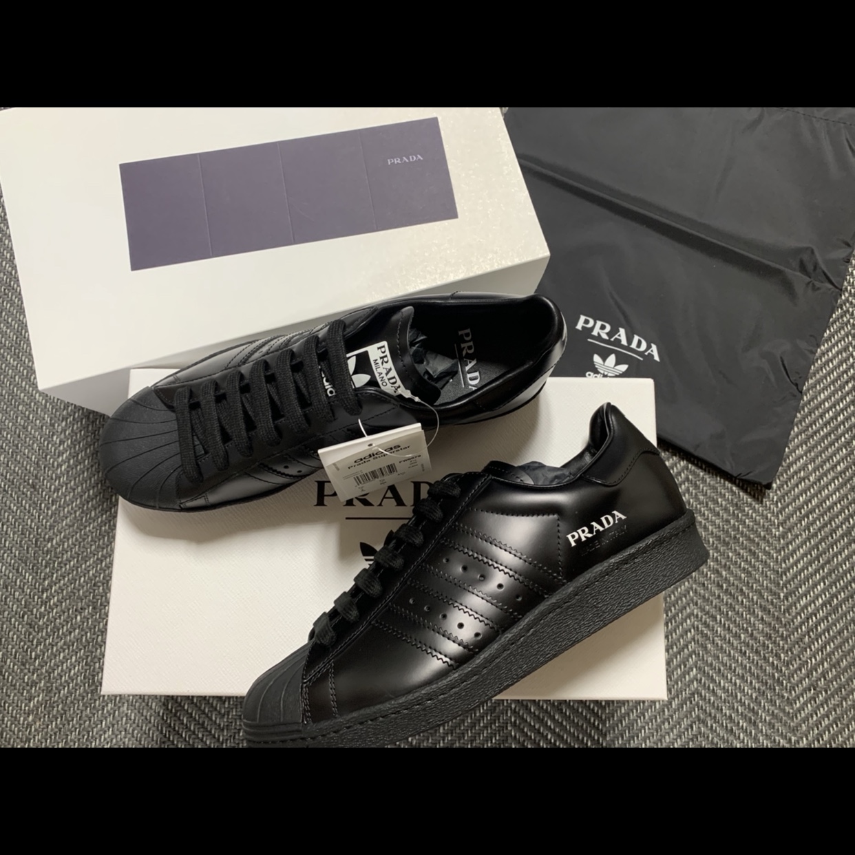 Adidas x Prada Superstar Black 착용 스타일 - 1