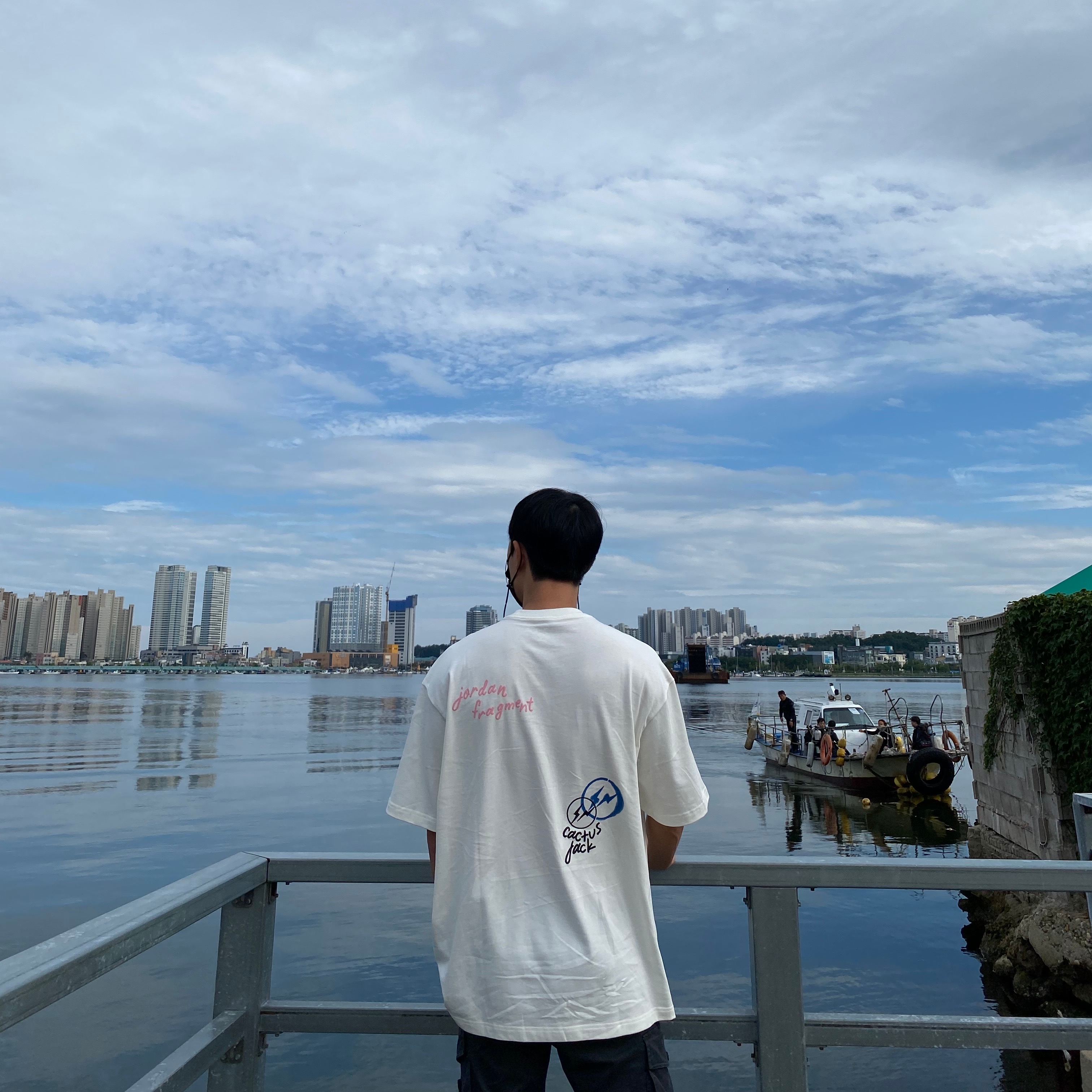 Nike x Kasina Dunk Low 80's Bus, Jordan x Travis Scott x Fragment T-Shirt Sail (DJ0619-133) 착용 스타일 - 2