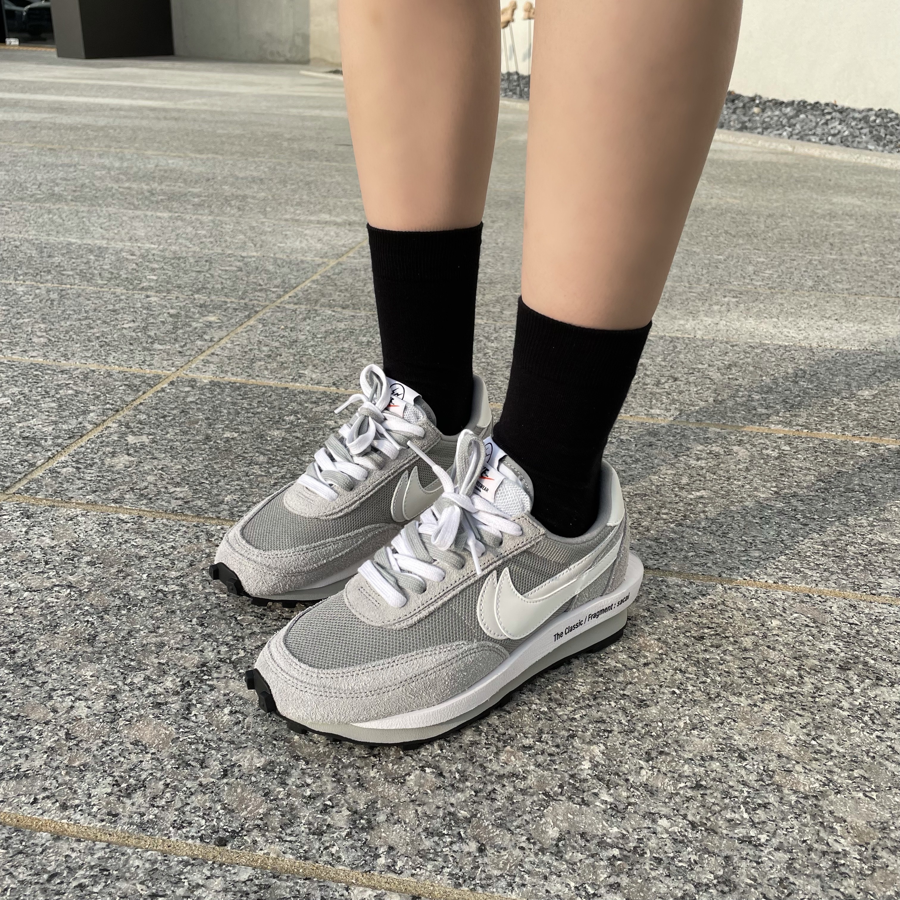 Nike x Sacai x Fragment LDWaffle Light Smoke Grey 착용 스타일 - 2