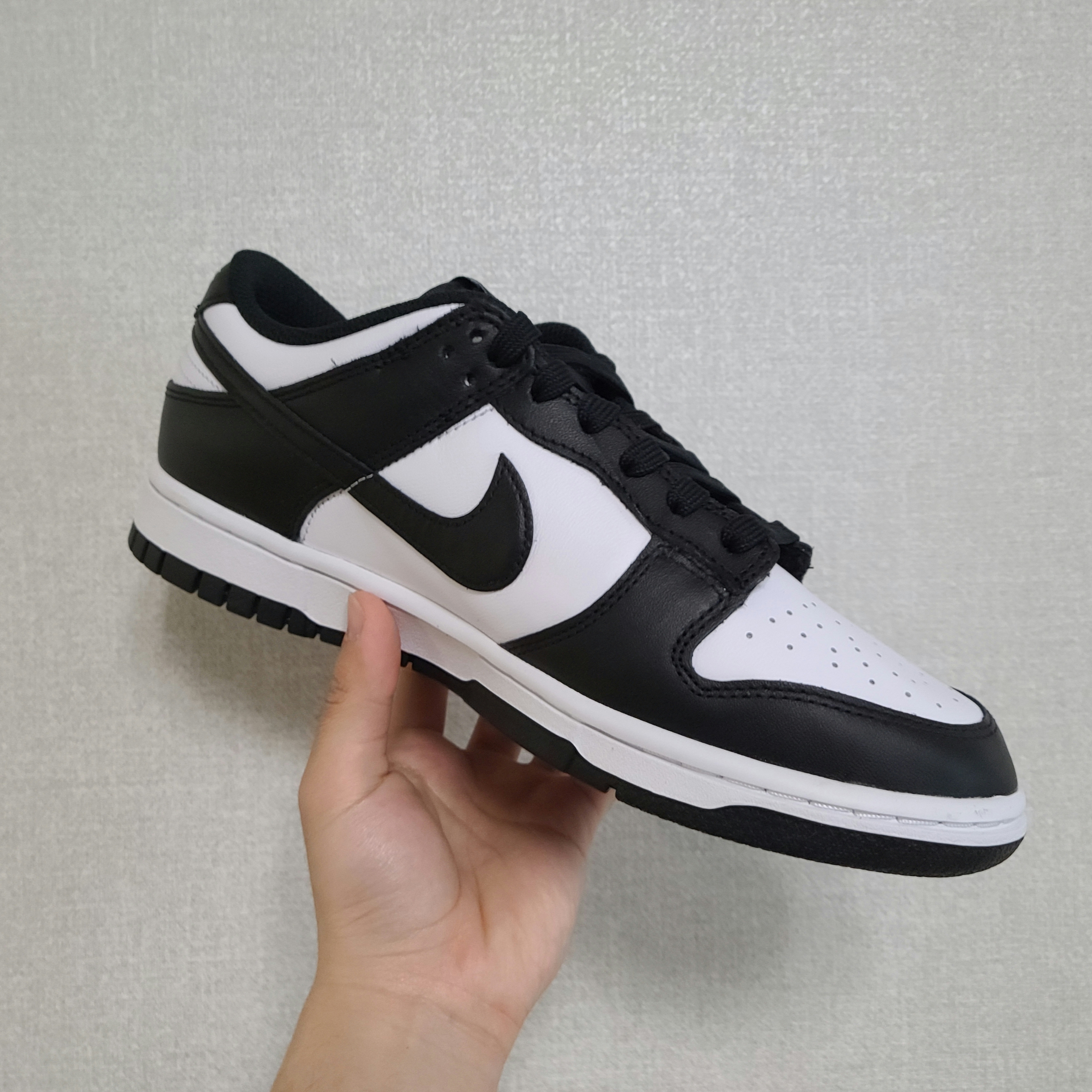 (W) Nike Dunk Low Black 착용 스타일 - 1