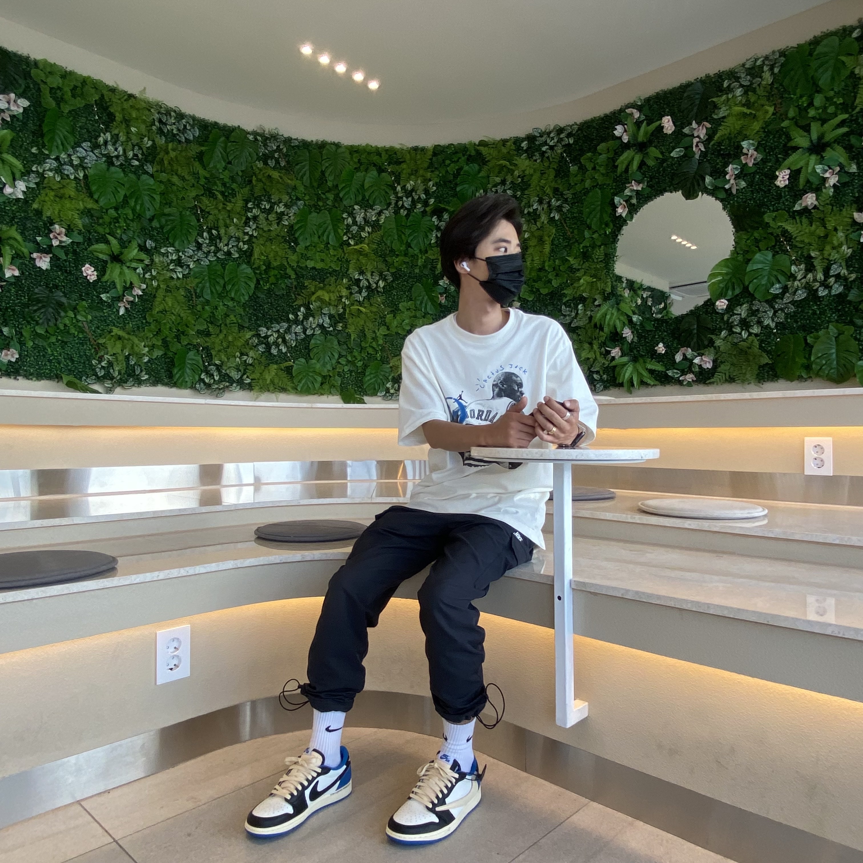 Jordan 1 x Travis Scott x Fragment Retro Low OG SP Military Blue, Jordan x Travis Scott x Fragment T-Shirt Sail (DJ0619-133) 착용 스타일 - 2