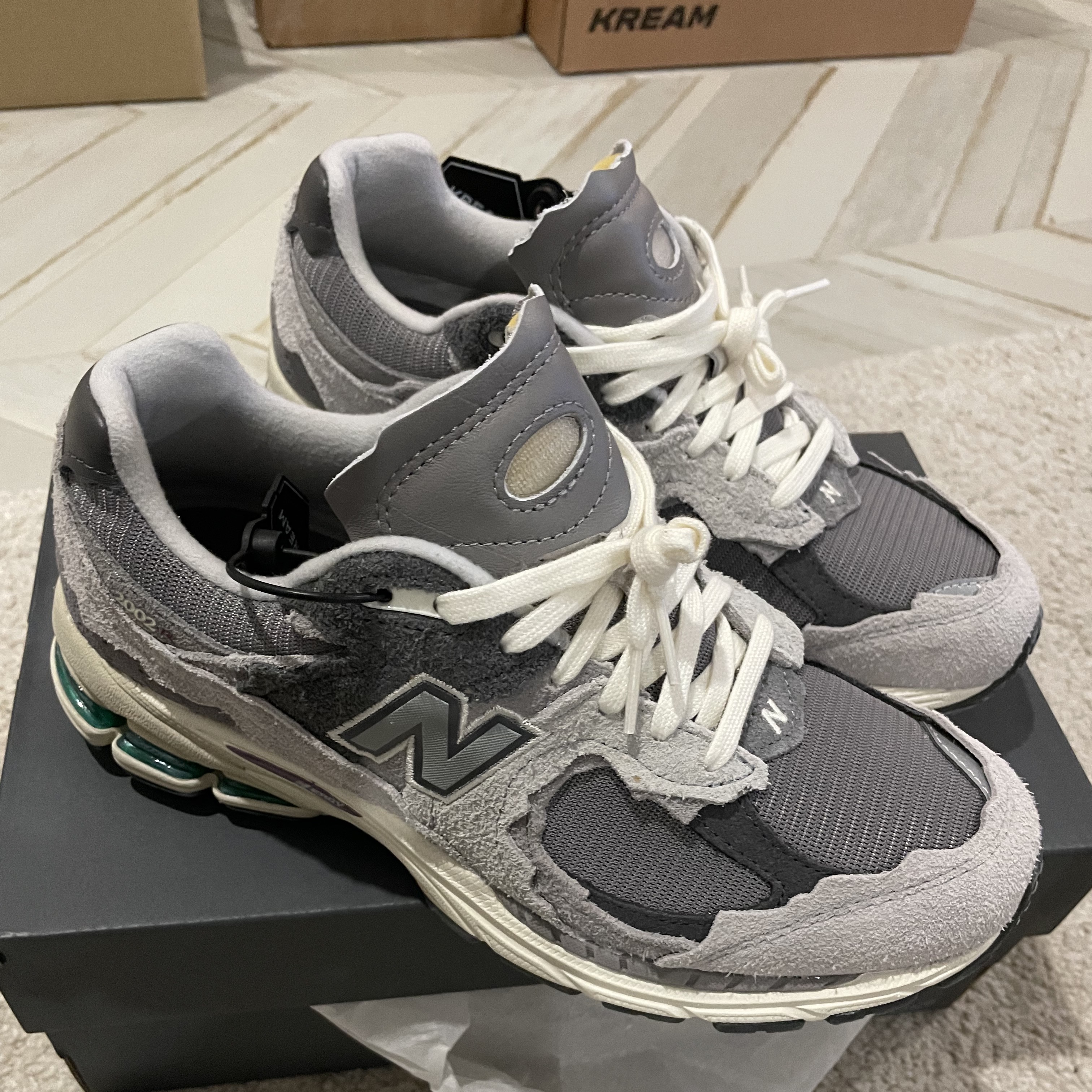 New Balance 2002R Protection Pack Rain Cloud 착용 스타일