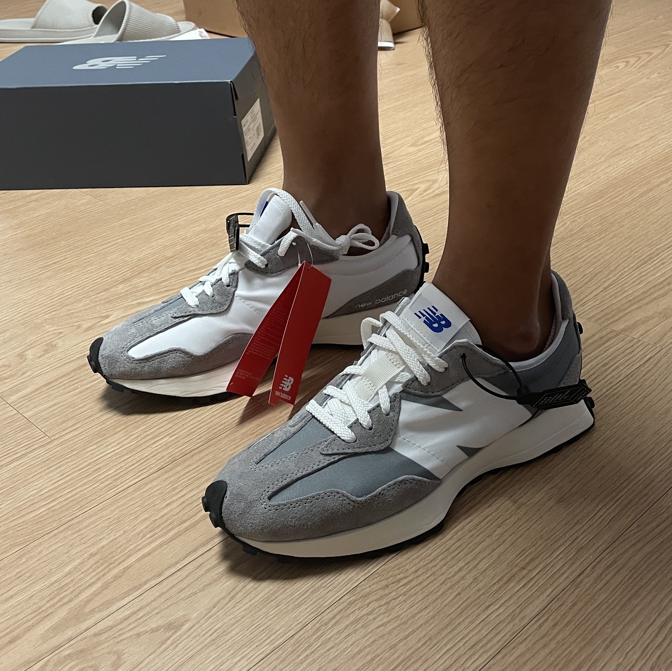 New Balance 327 Grey 착용 스타일