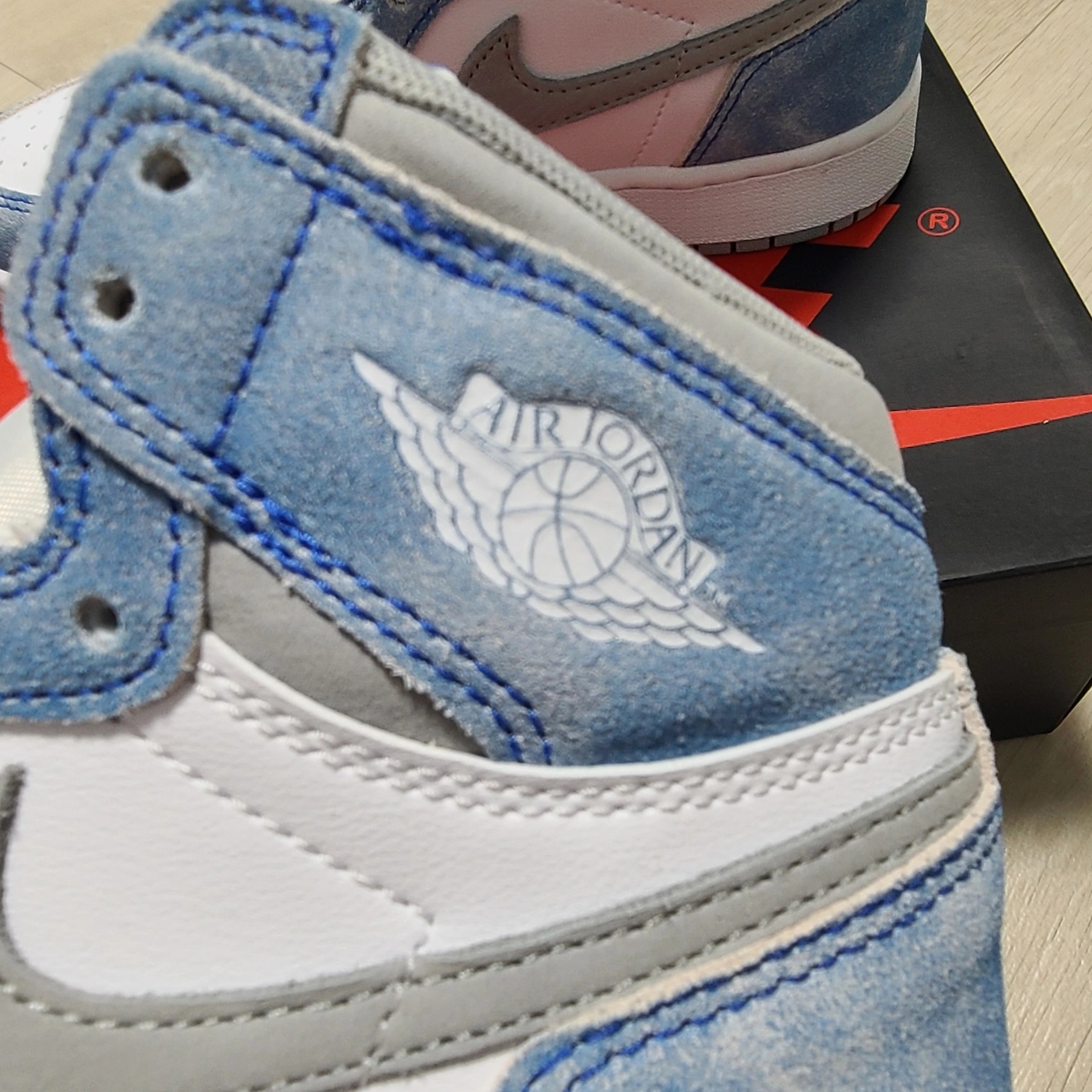 Jordan 1 Retro High OG Hyper Royal 착용 스타일 - 3