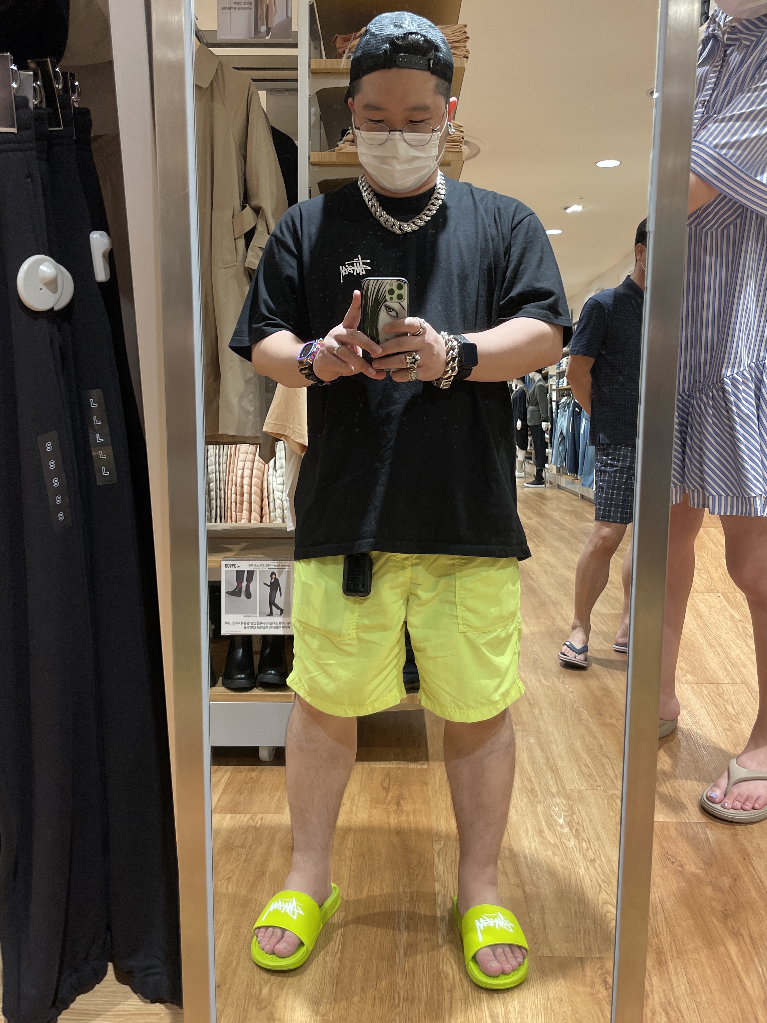 Nike x Stussy Benassi Slide Volt, Stussy Basic Stussy T-Shirt Black 2021 착용 스타일 - 1