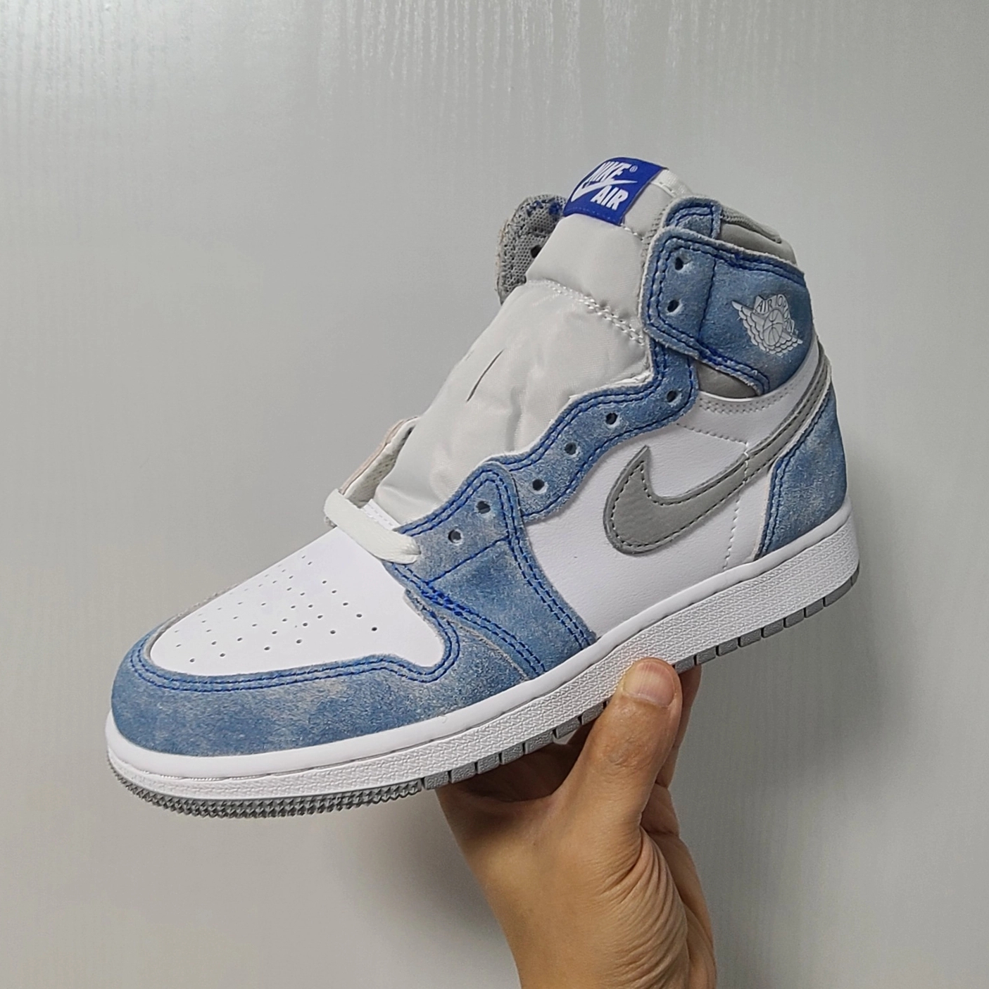 Jordan 1 Retro High OG Hyper Royal 착용 스타일 - 1