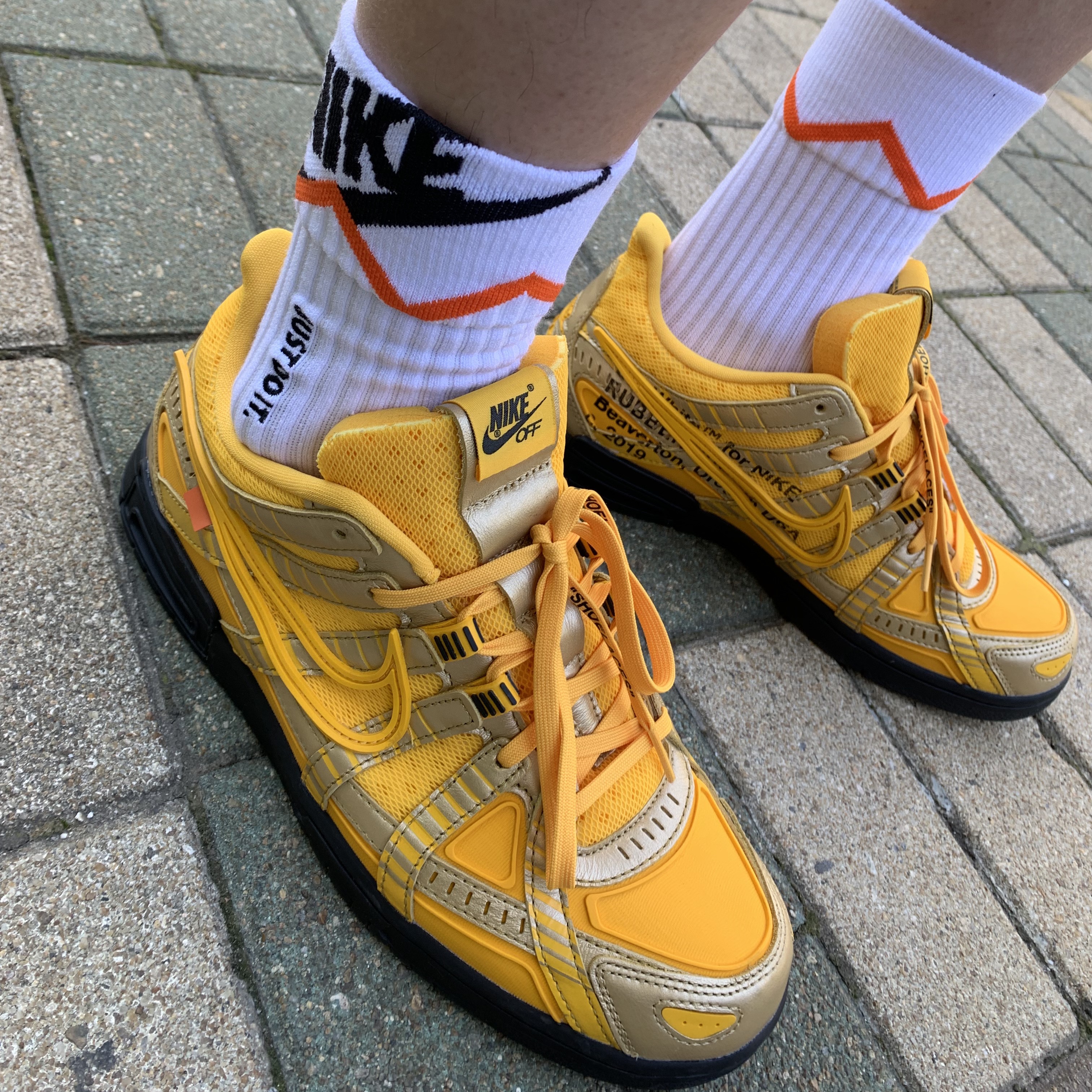 Nike x Off-White Air Rubber Dunk University Gold 착용 스타일 - 2