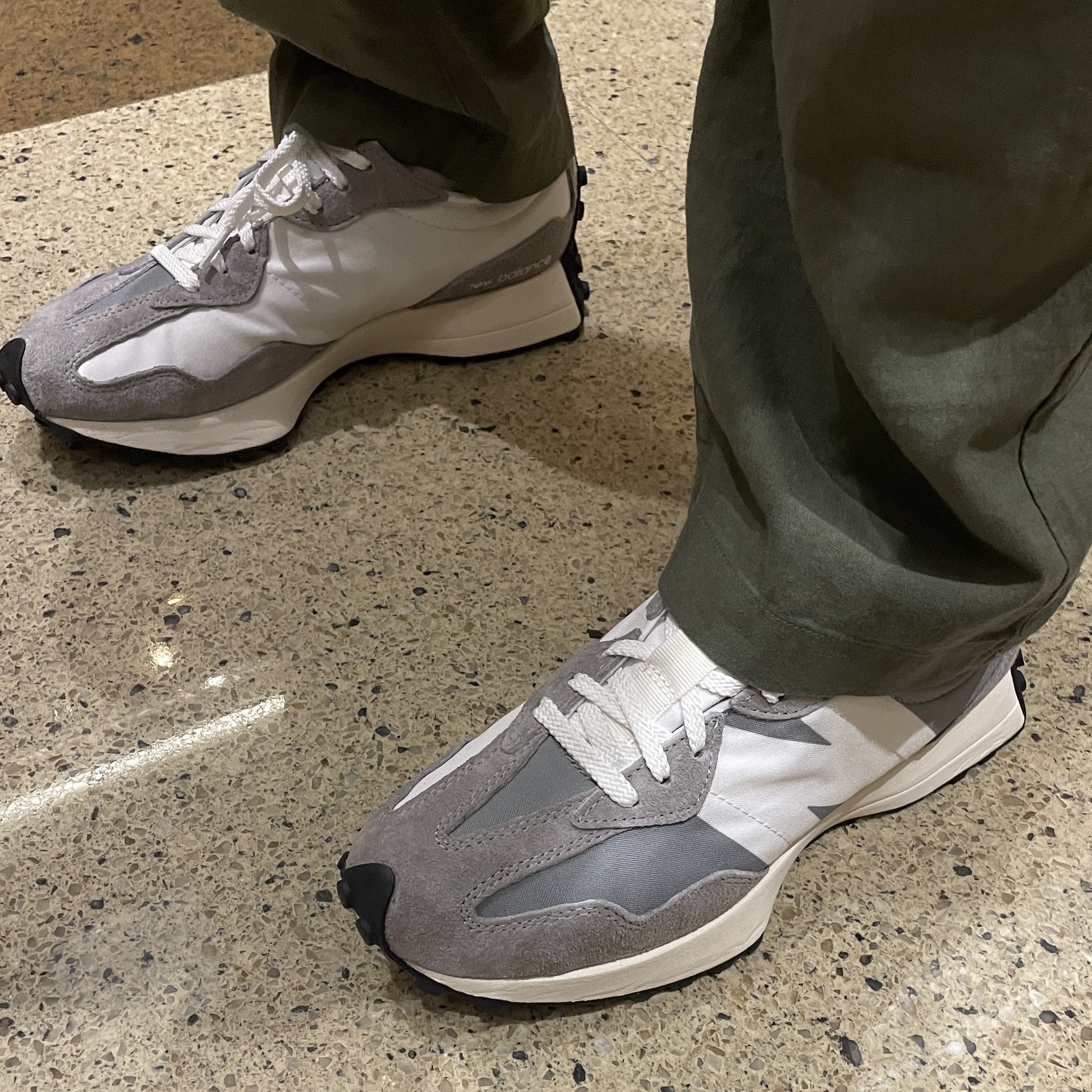 New Balance 327 Grey 착용 스타일