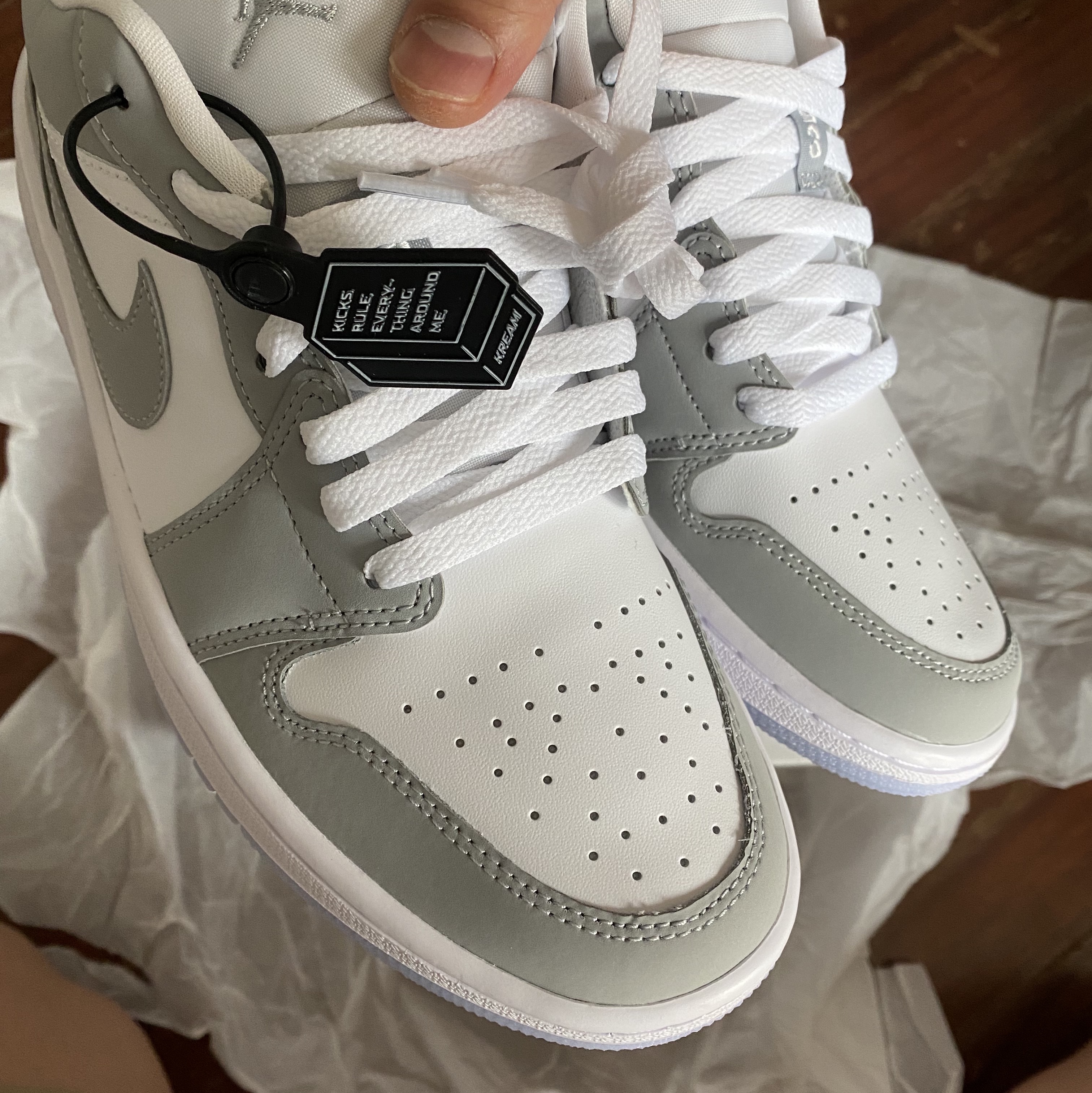 (W) Jordan 1 Low White Wolf Grey 착용 스타일 - 1