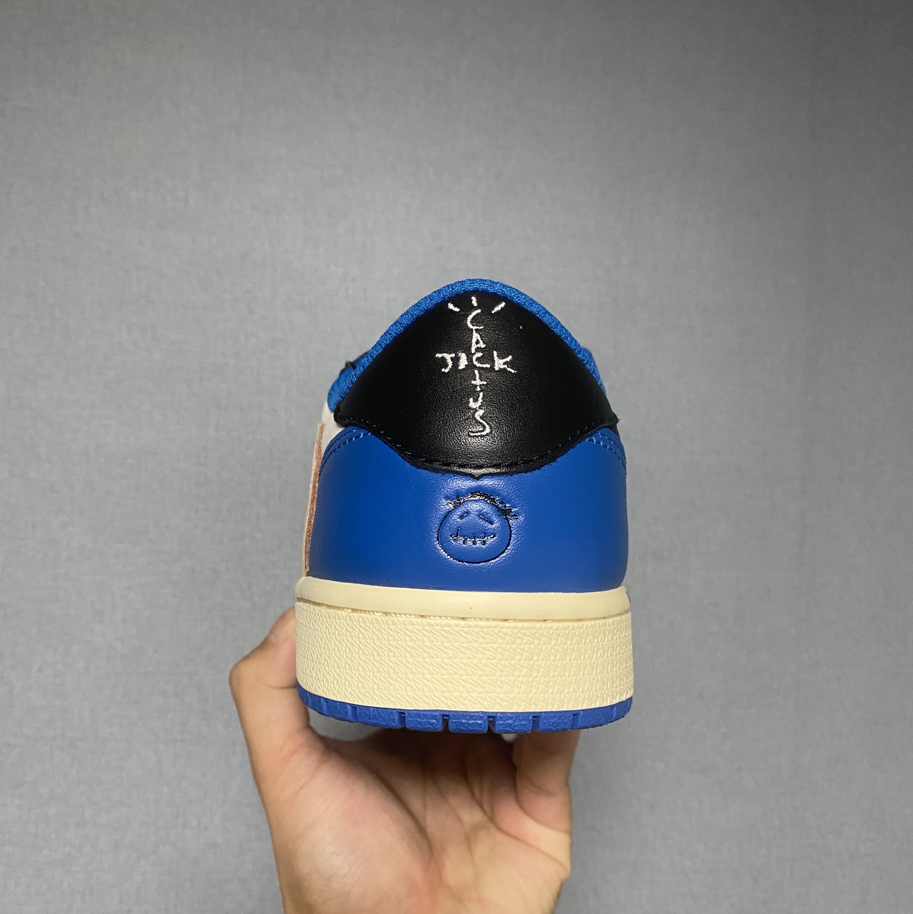 Jordan 1 x Travis Scott x Fragment Retro Low OG SP Military Blue 착용 스타일 - 5
