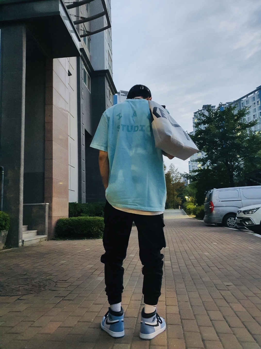 Jordan 1 Retro High OG University Blue, IAB Studio Pigment T-Shirt Cyan 착용 스타일