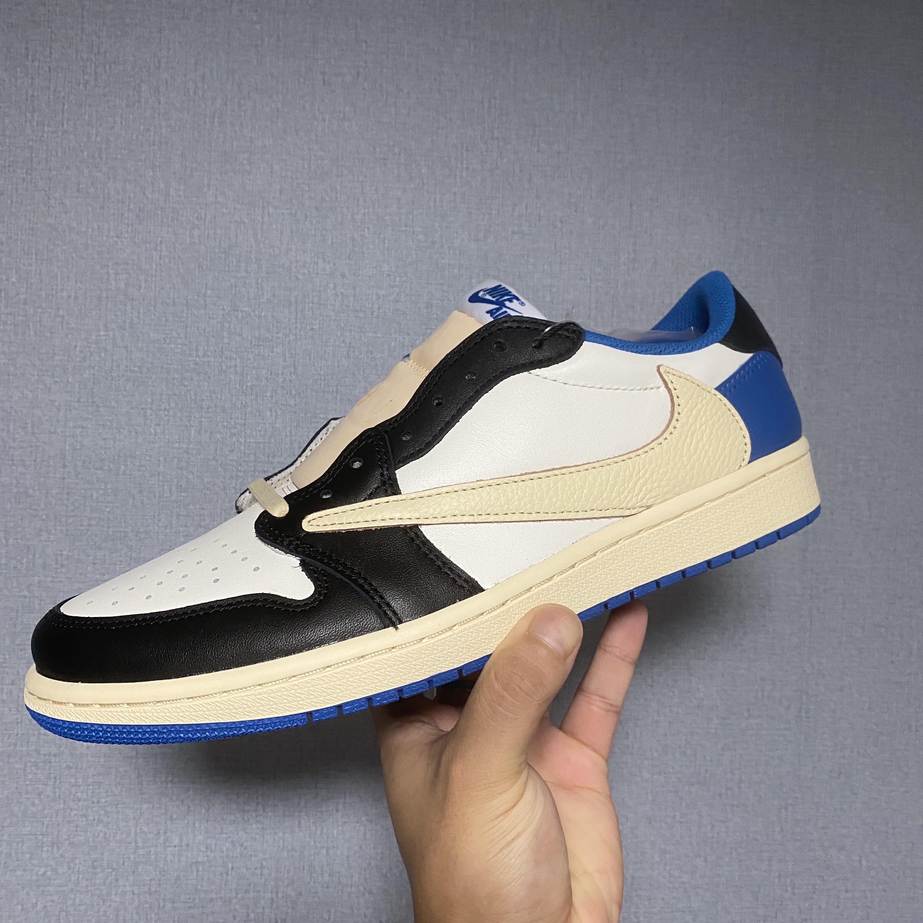 Jordan 1 x Travis Scott x Fragment Retro Low OG SP Military Blue 착용 스타일 - 3