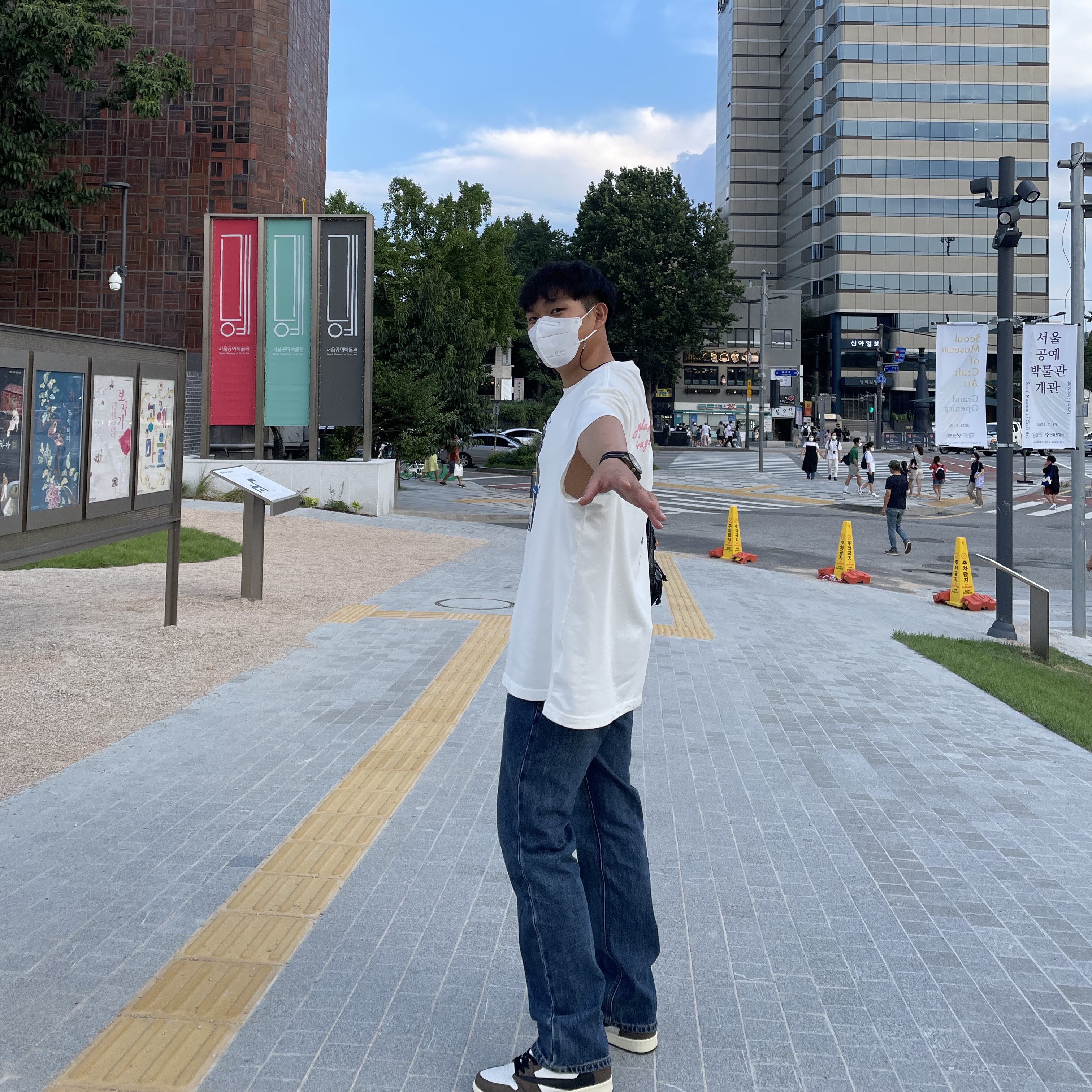 Jordan x Travis Scott x Fragment T-Shirt Sail (DJ0619-133), Jordan 1 x Travis Scott Retro High OG SP Mocha 착용 스타일 - 3