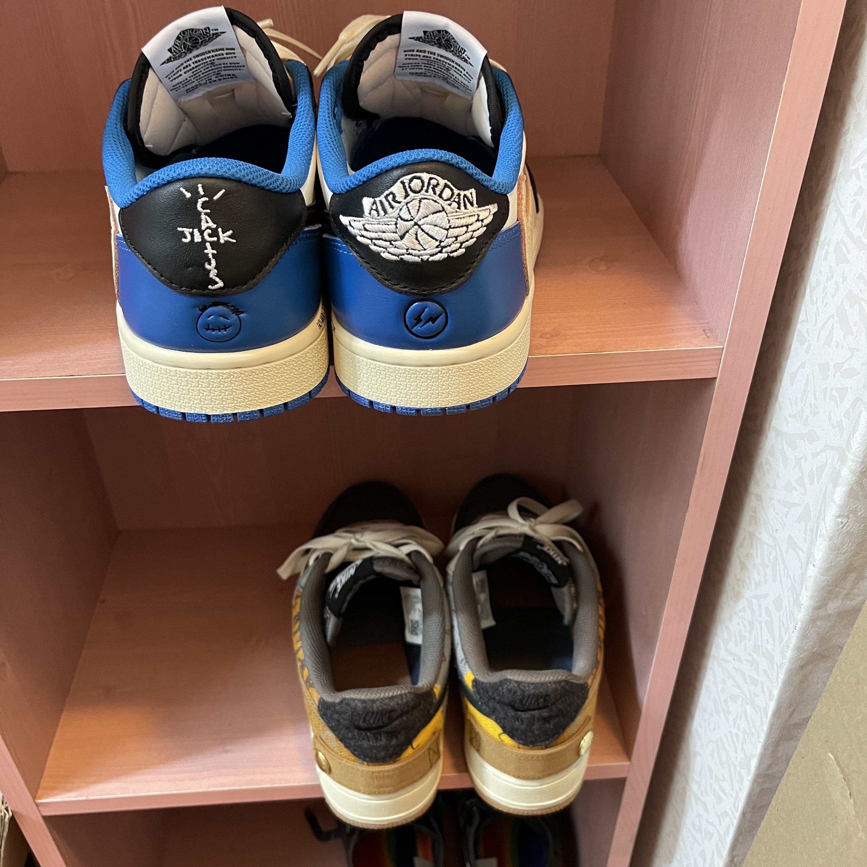Jordan 1 x Travis Scott x Fragment Retro Low OG SP Military Blue, Nike x Off-White NRG Shorts Black 착용 스타일 - 2