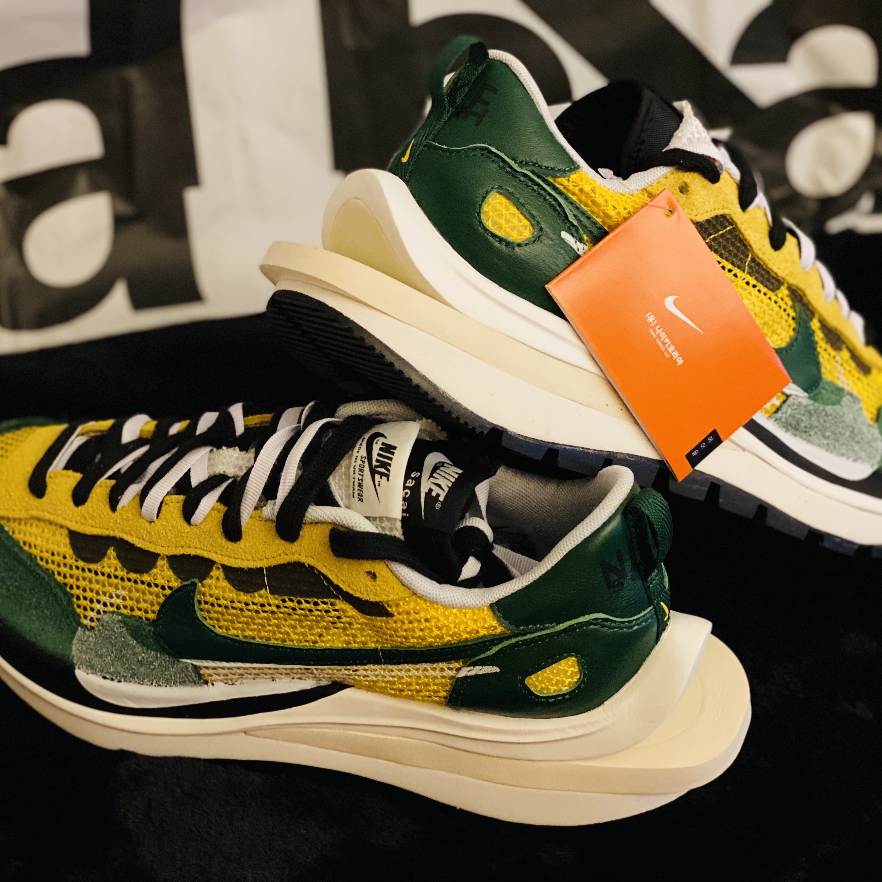 Nike x Sacai VaporWaffle Tour Yellow & Gorge Green Sail 착용 스타일 - 4