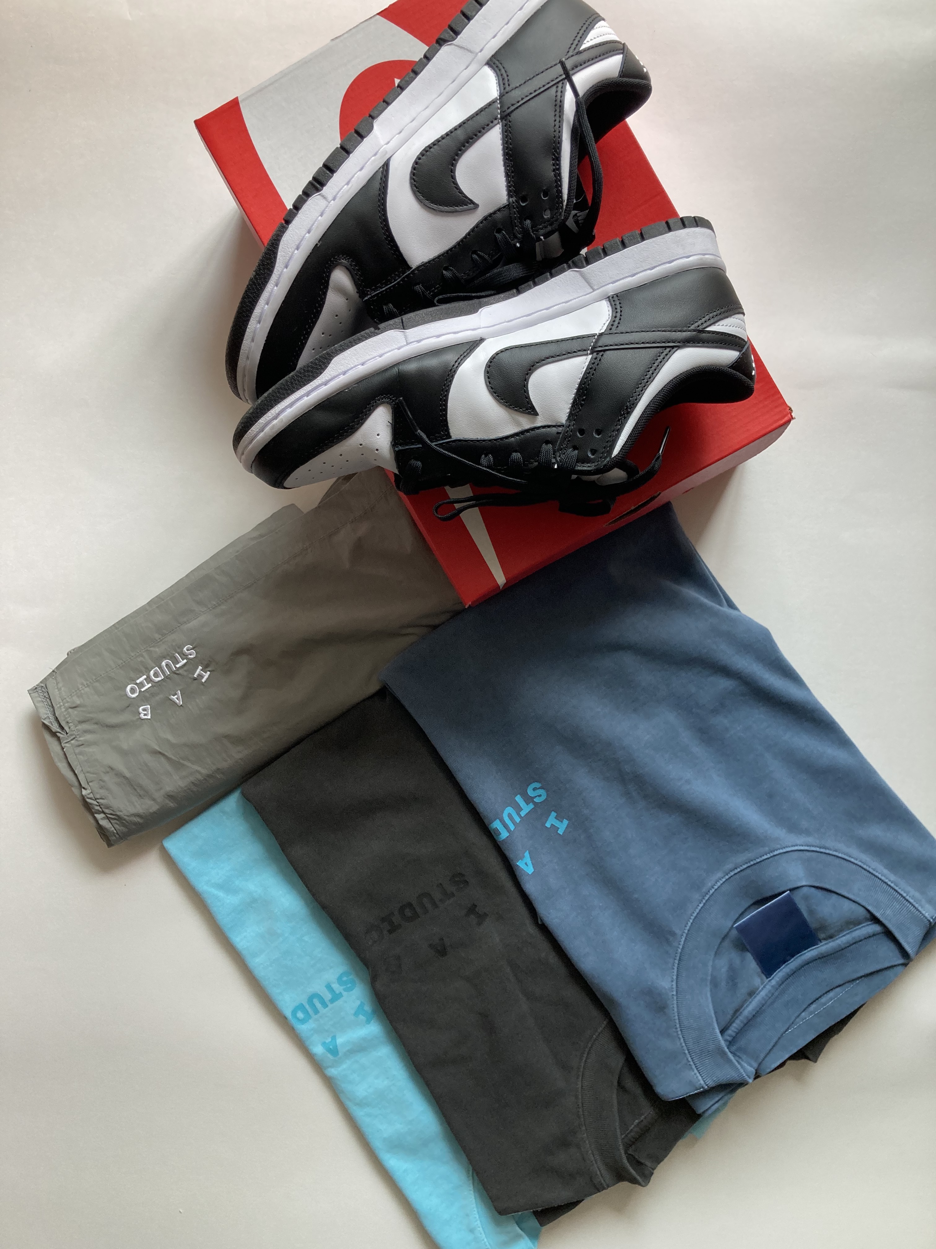 Nike Dunk Low Retro Black, IAB Studio Woven Shorts Gray 착용 스타일 - 2