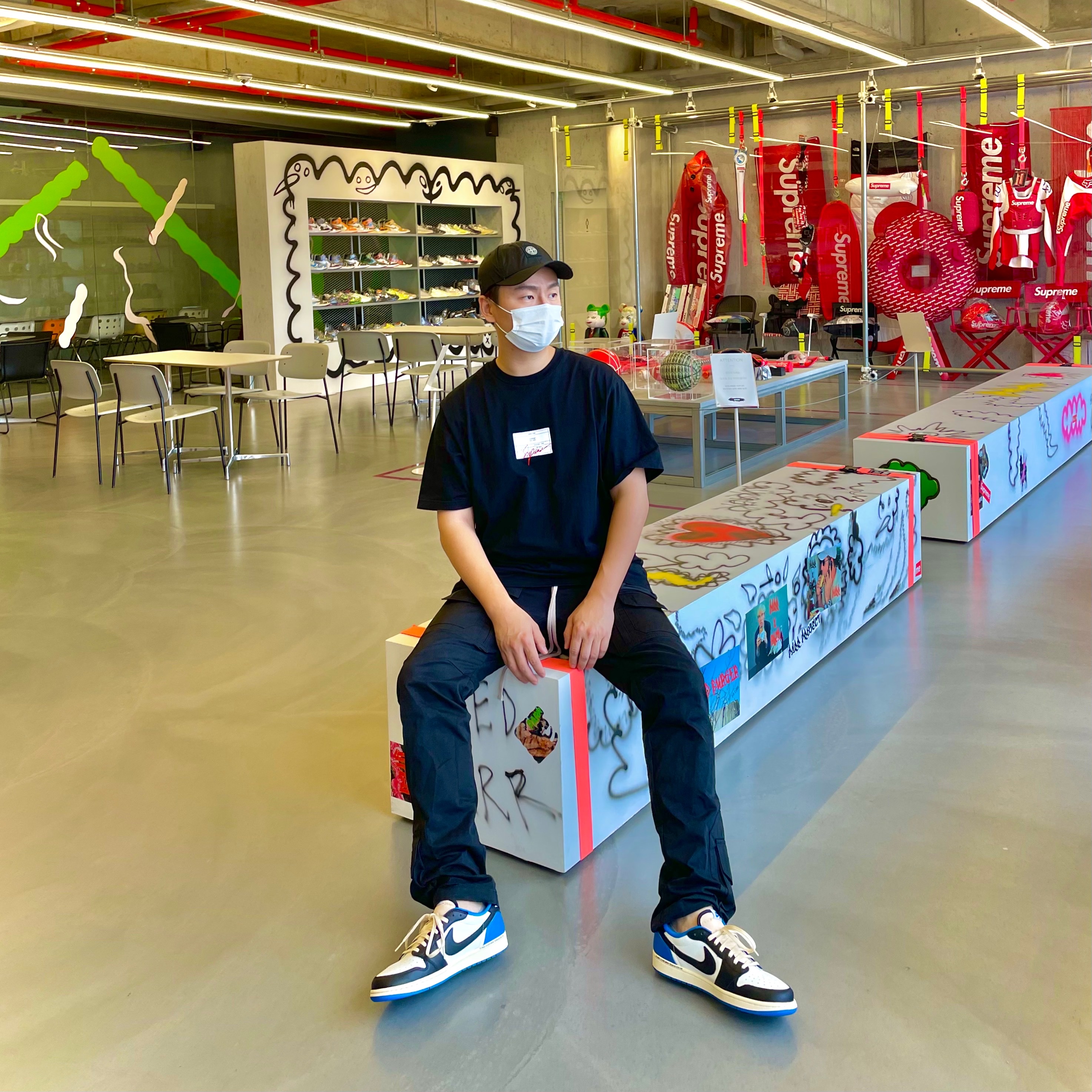 Supreme Signature Label S/S Top Black - 21SS, Jordan 1 x Travis Scott x Fragment Retro Low OG SP Military Blue 착용 스타일 - 1