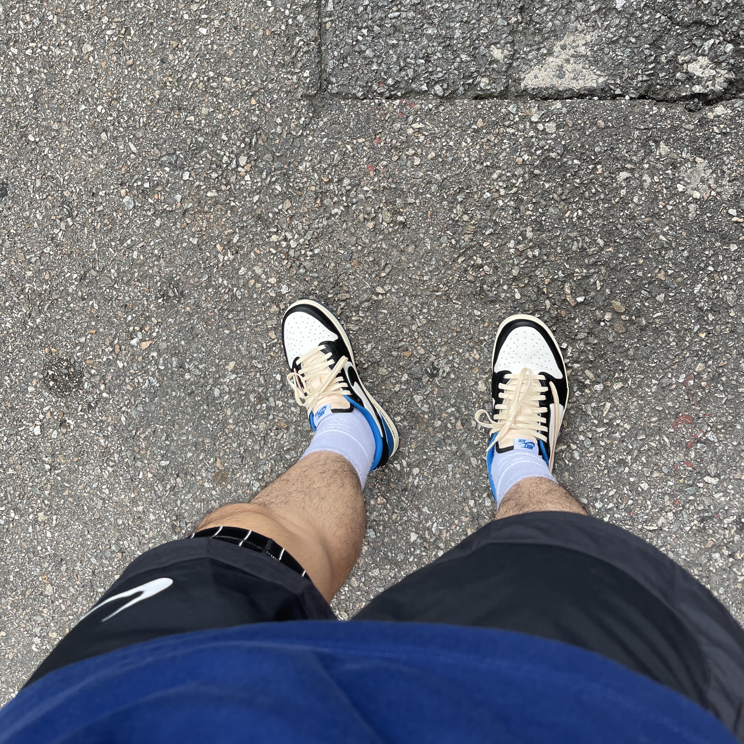 Jordan 1 x Travis Scott x Fragment Retro Low OG SP Military Blue, Nike x Off-White NRG Shorts Black 착용 스타일 - 1