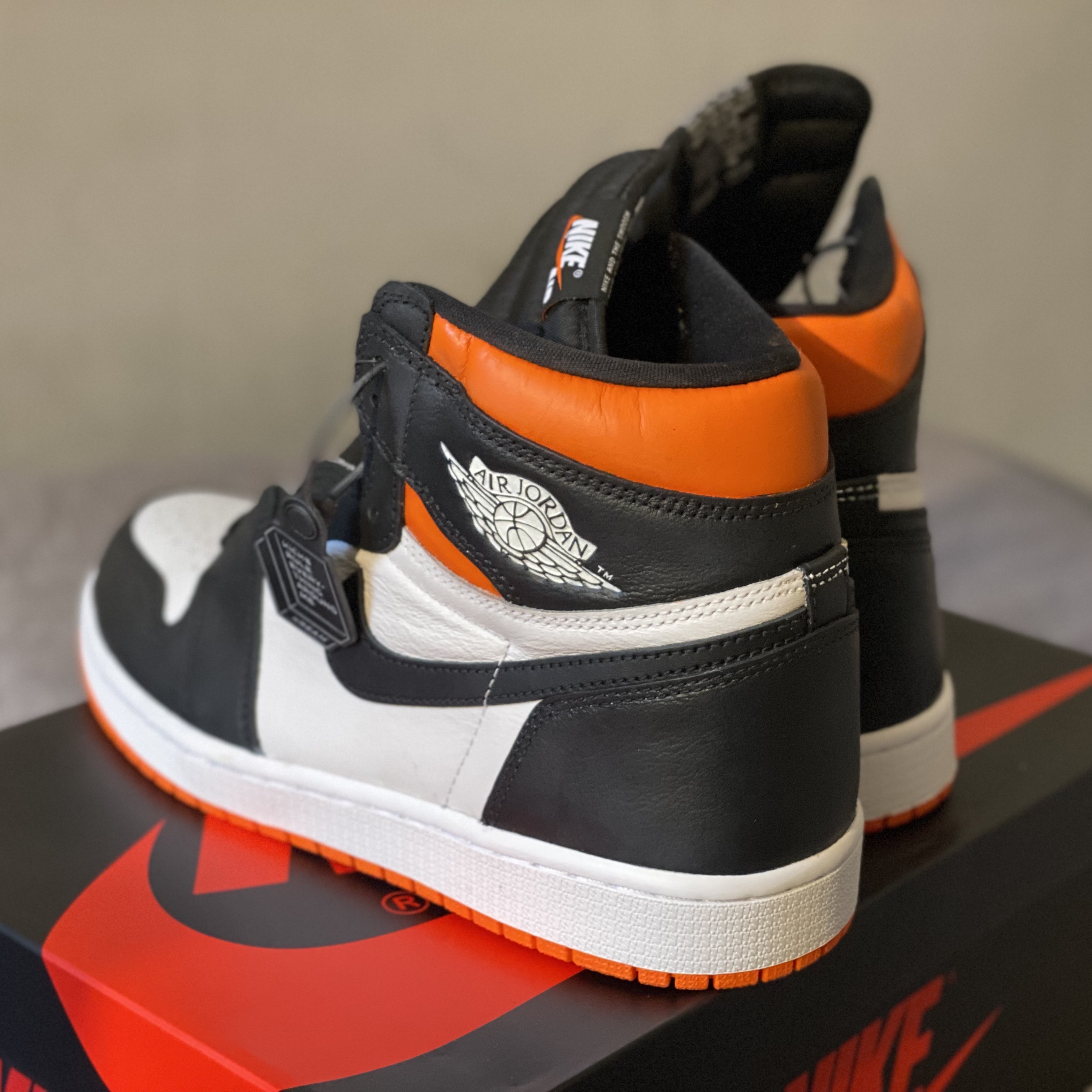 Jordan 1 Retro High OG Electro Orange, (GS) Jordan 1 Retro High OG Electro Orange 착용 스타일 - 1