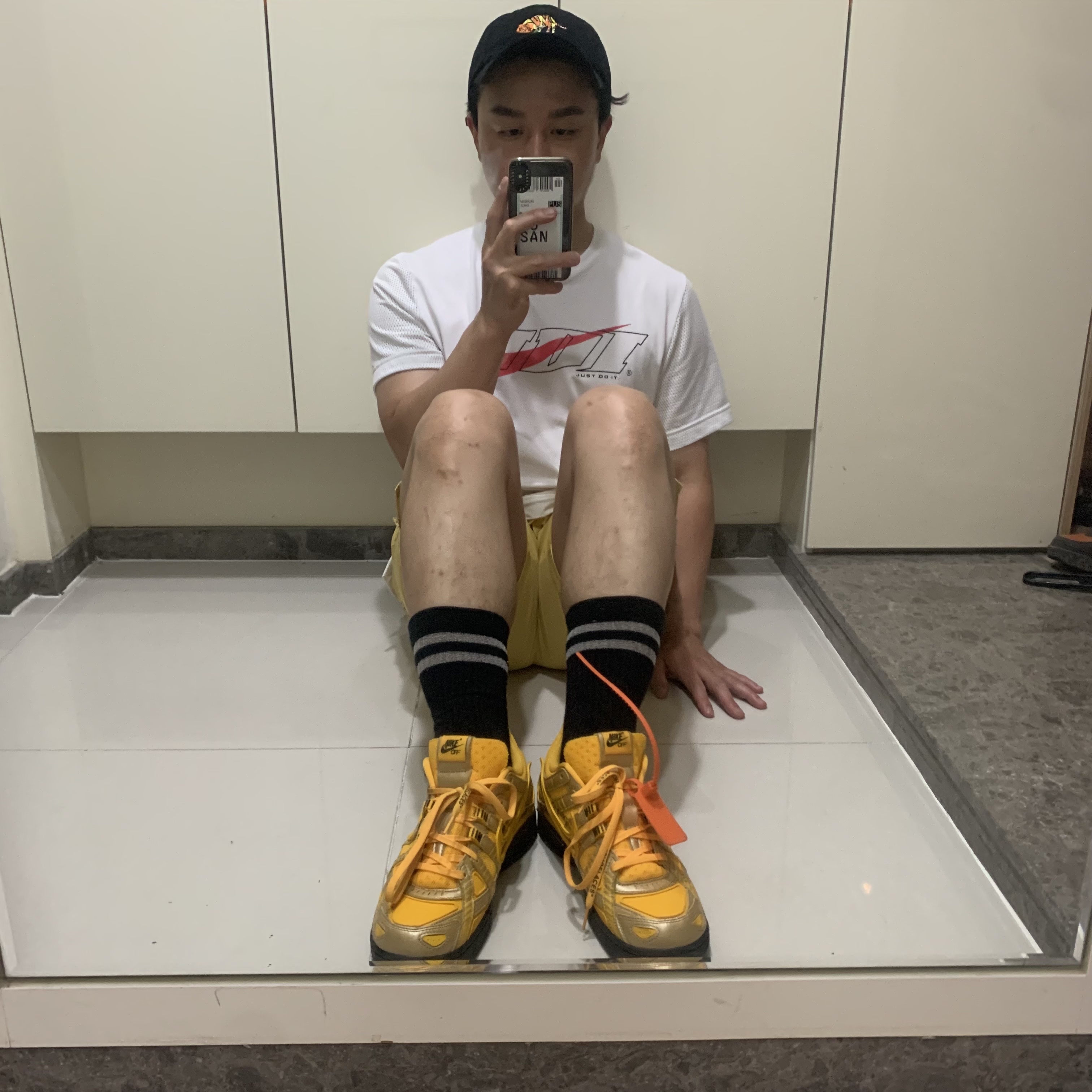 Nike x Off-White Air Rubber Dunk University Gold 착용 스타일