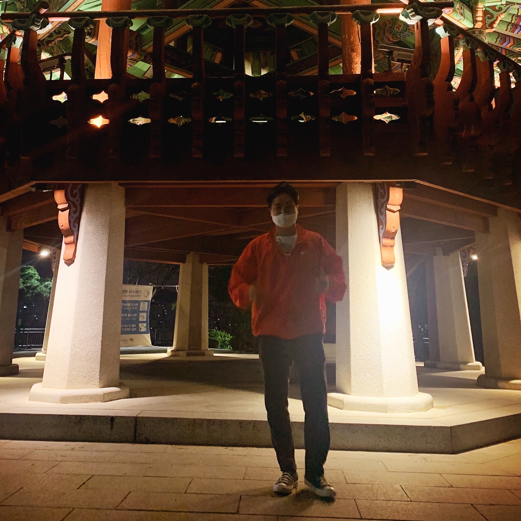 Nike x Stussy Windrunner Jacket Habanero Red, Converse x Slam Jam Chuck 70 Hi Reconstructed Black 착용 스타일