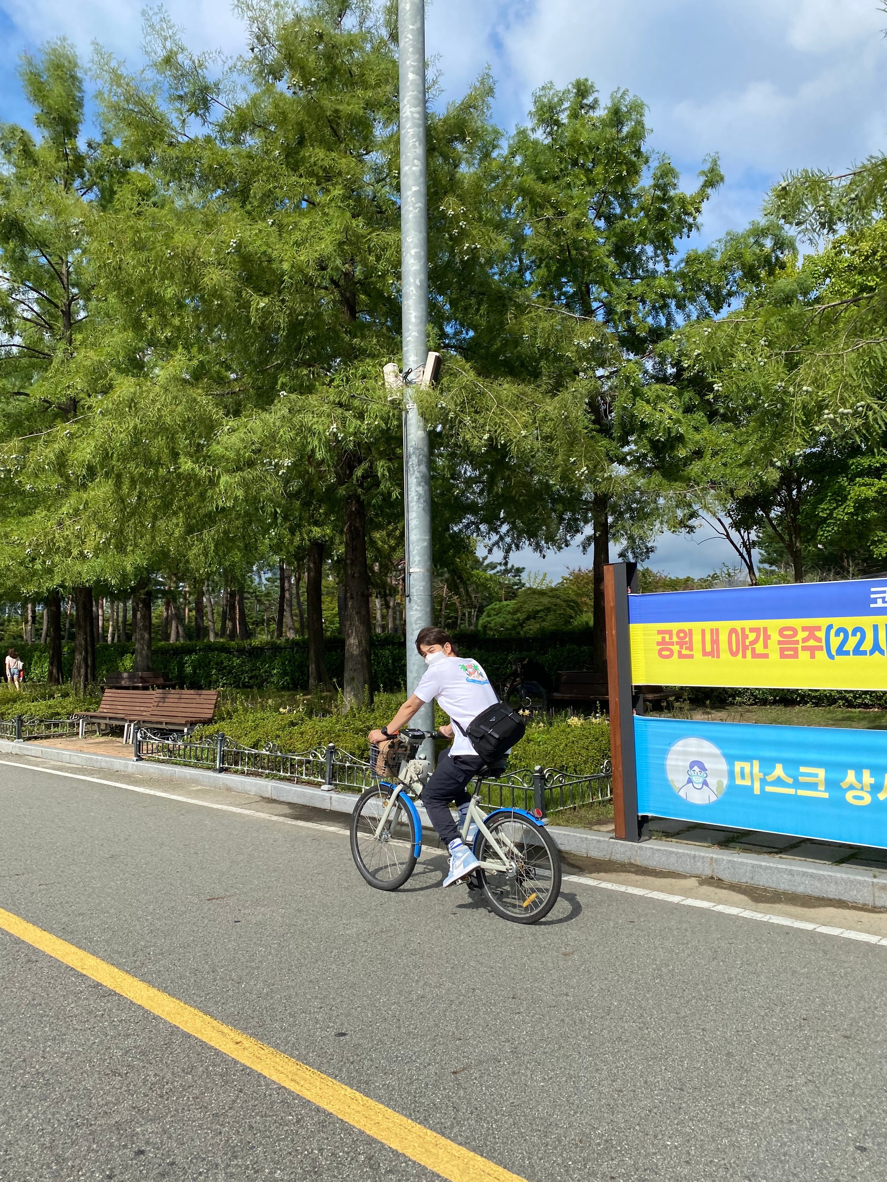 Jordan 1 Retro High OG Hyper Royal, Nike Bucket Futura Tie-Dye Black 착용 스타일 - 3