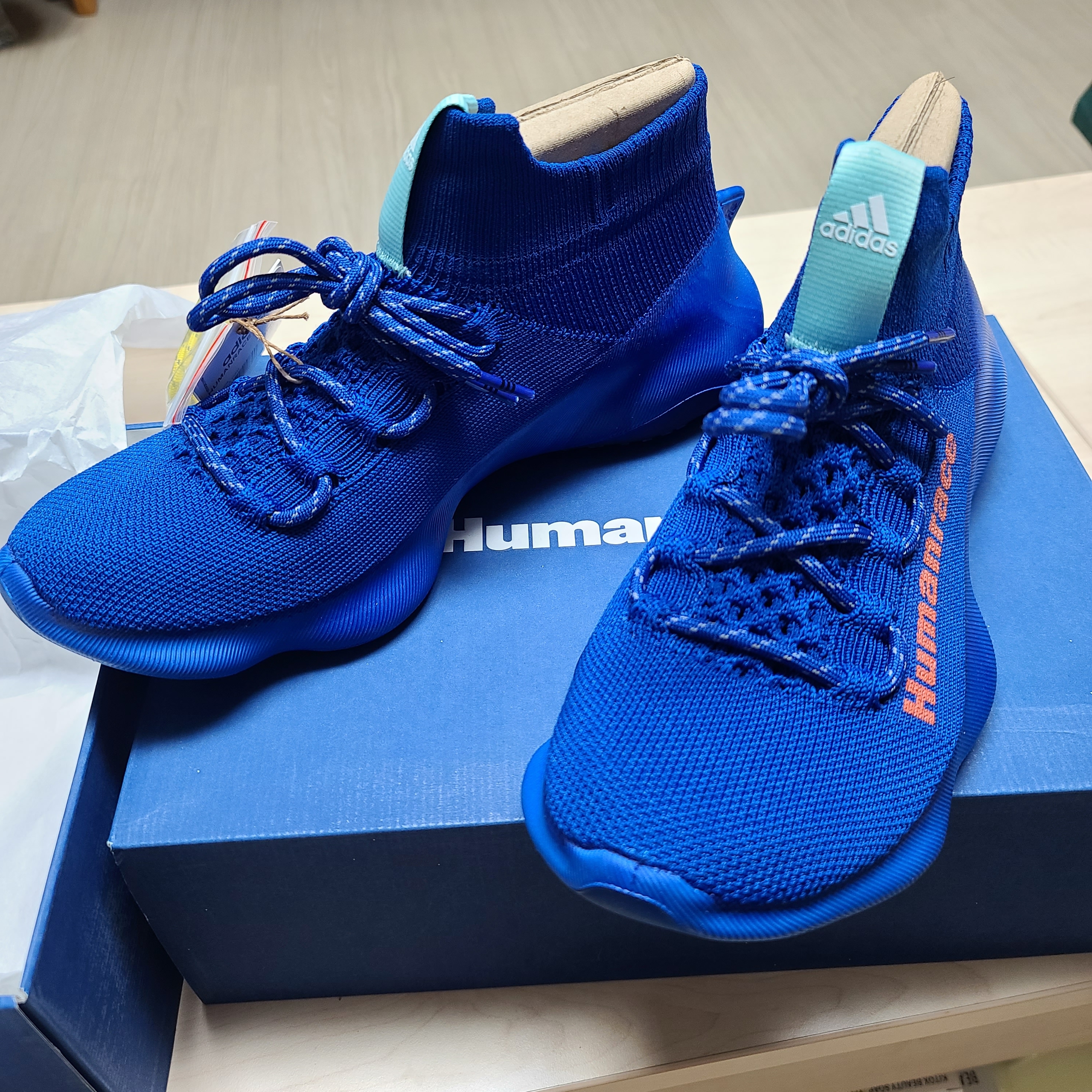 Adidas x Pharrell Williams Humanrace Sichona Royal Blye 착용 스타일
