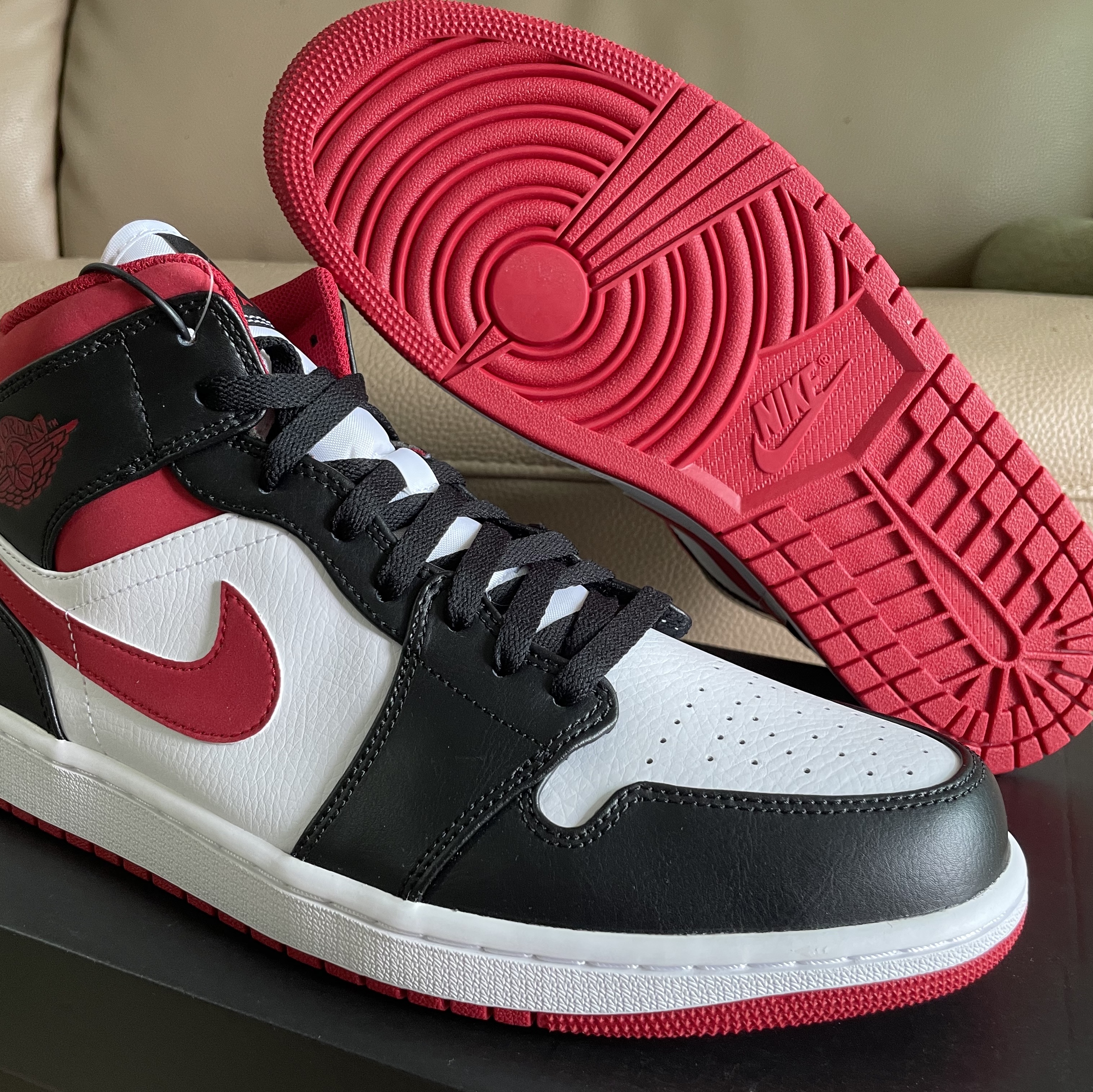 Jordan 1 Mid Gym Red Black White 착용 스타일 - 2