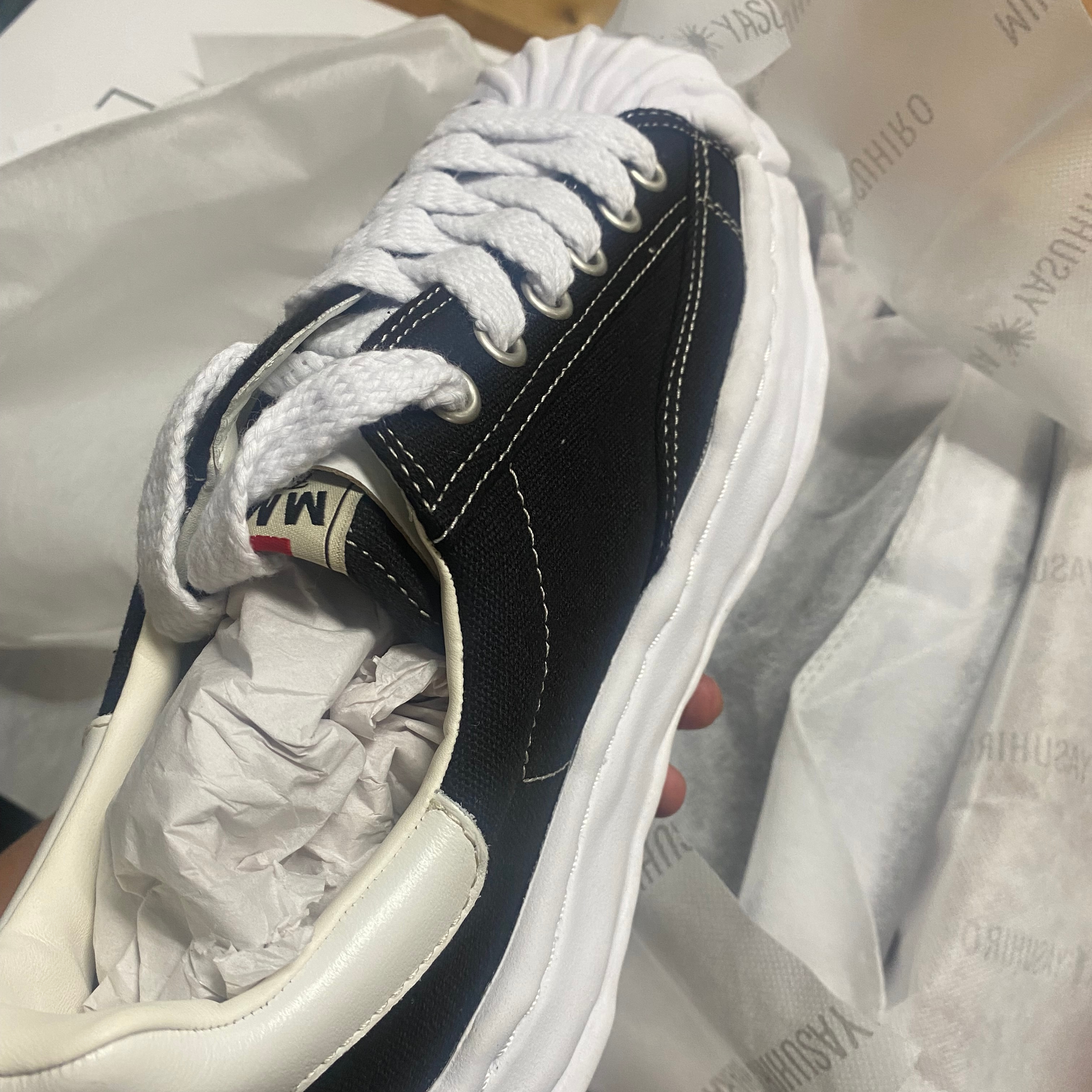 Maison Mihara Yasuhiro Blakey OG Sole Canvas Low-top Sneakers Black, Maison Mihara Yasuhiro Blakey OG Sole Leather Low-top Sneakers Black 착용 스타일 - 2